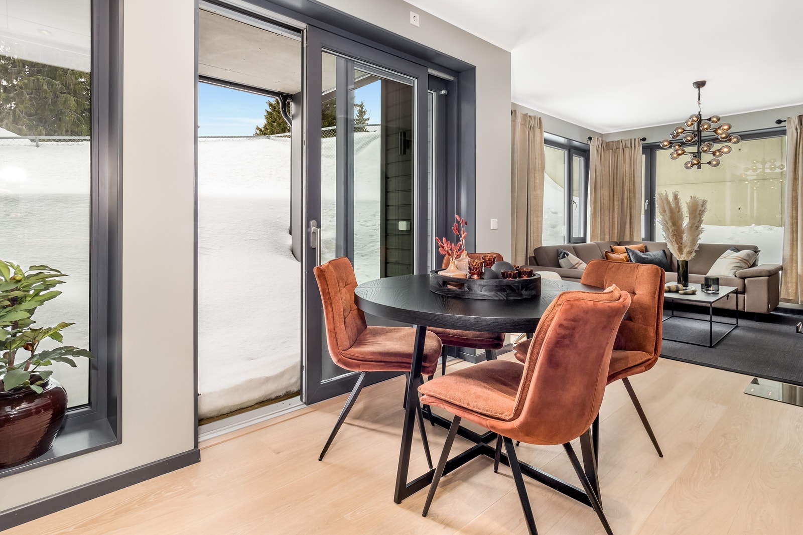 Spiseplass med utgang til terrasse Galleribilde