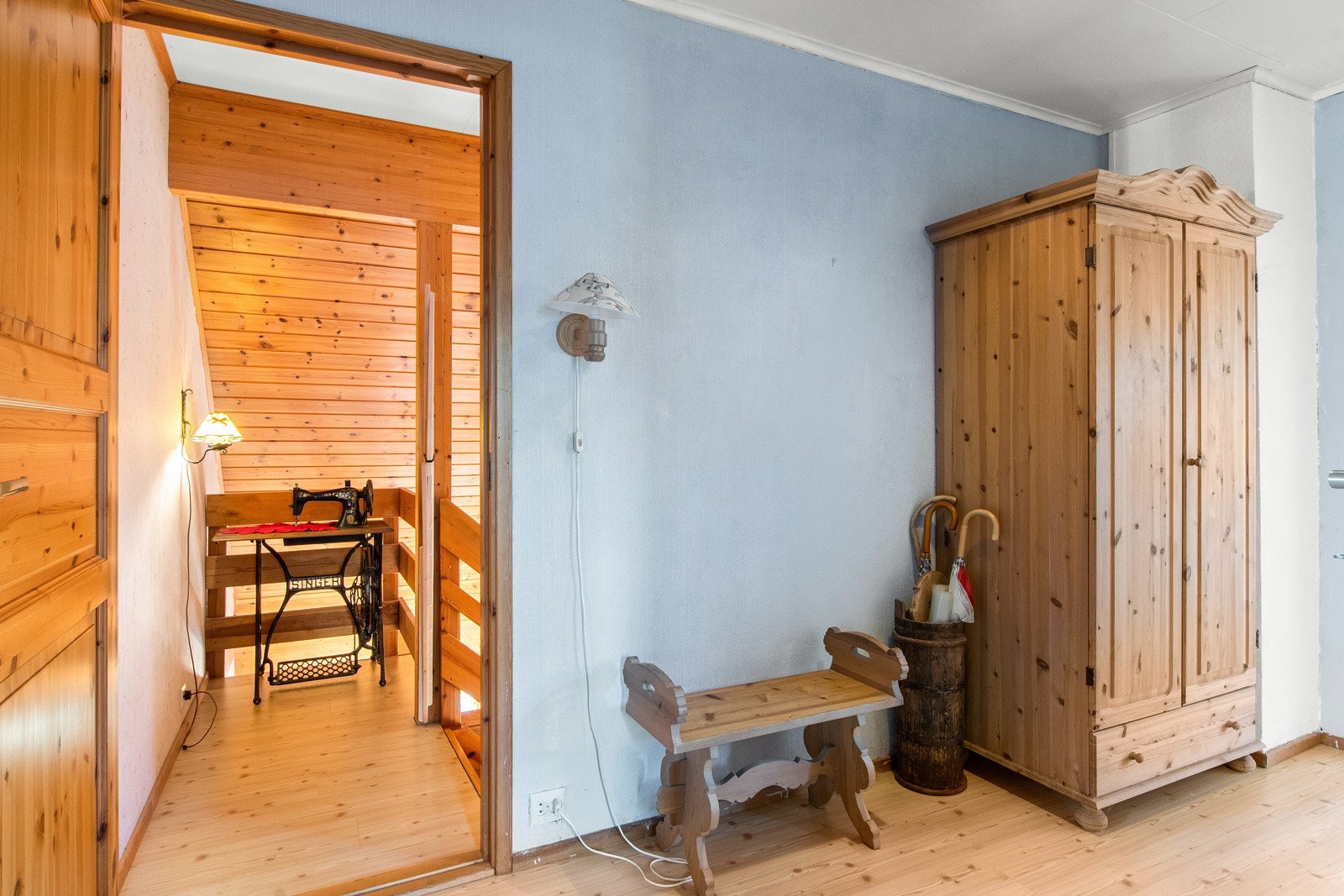 1. etasje består av 2 soverom, bad, bod, entré og gang Galleribilde