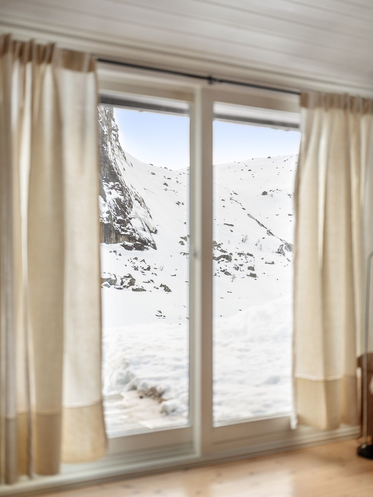 Hytten ligger svært fint og avskjermet til med fin utsikt. Her mot Tveidebrekkå Galleribilde