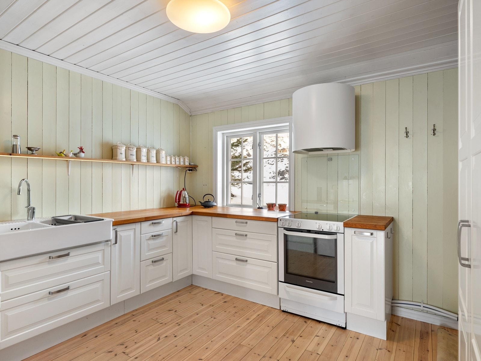 Her er det god skap- og benkeplass. Hvitevarer medfølger. Stilfull ventilator. Galleribilde