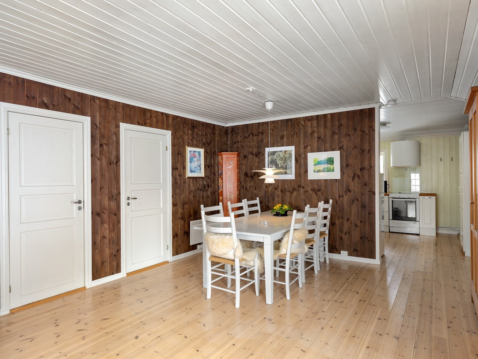 Fra stue mot kjøkken. Hytten har innlagt vann, avløp og strøm. Galleribilde