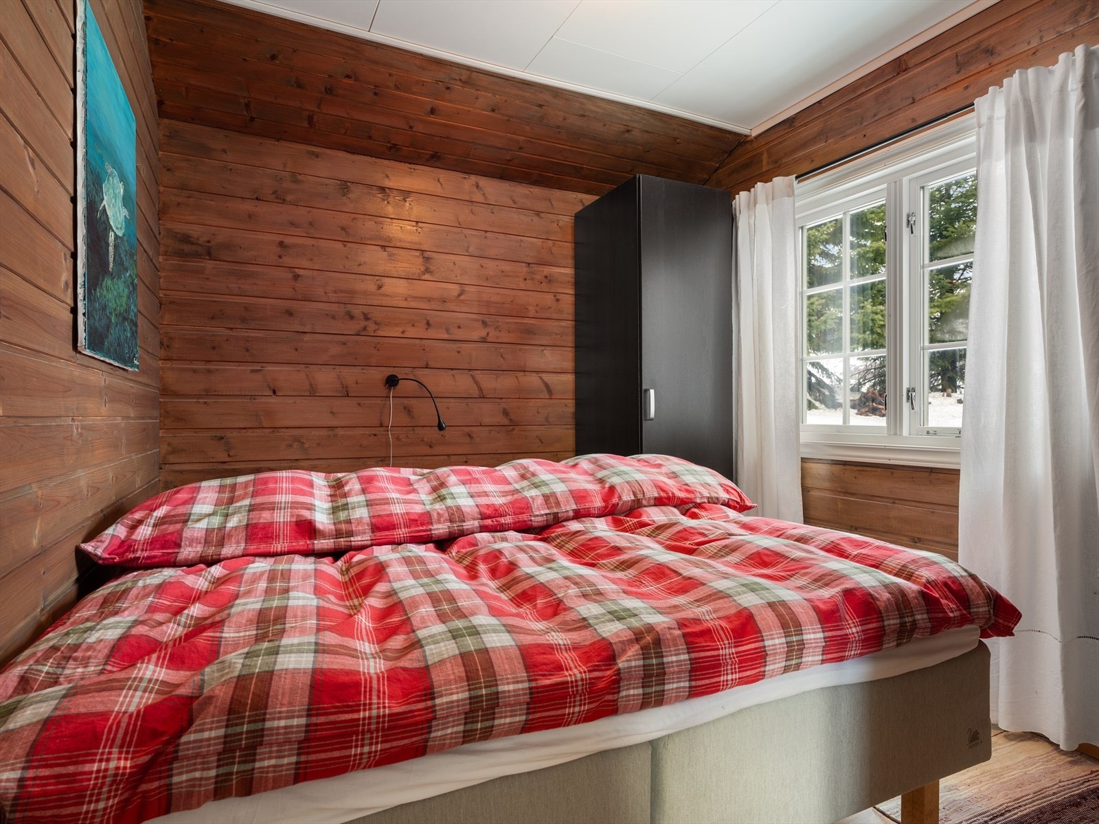 Det er tre soverom i hytten. Her fra hovedsoverommet Galleribilde