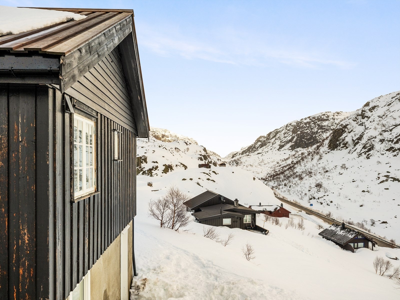 Hytten ligger svært fint til i Øverste del av Hunnedalen. Her er man tilbaketrukket fra vei, og med nydelig fjellnatur like utenfor hytten. Galleribilde