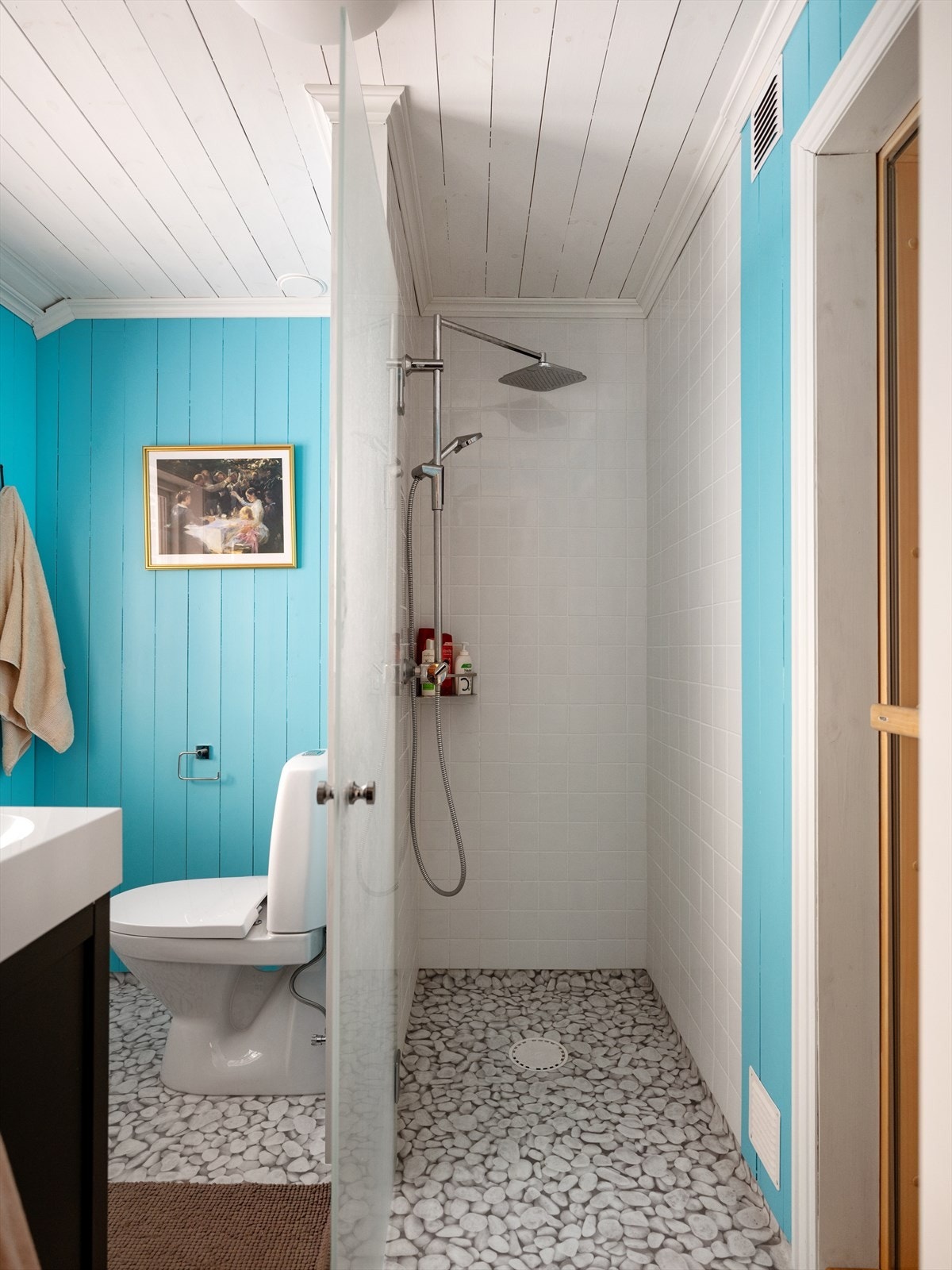 Wc, servant og dusjnisje. Det er også inngang til badstu fra badet. Galleribilde