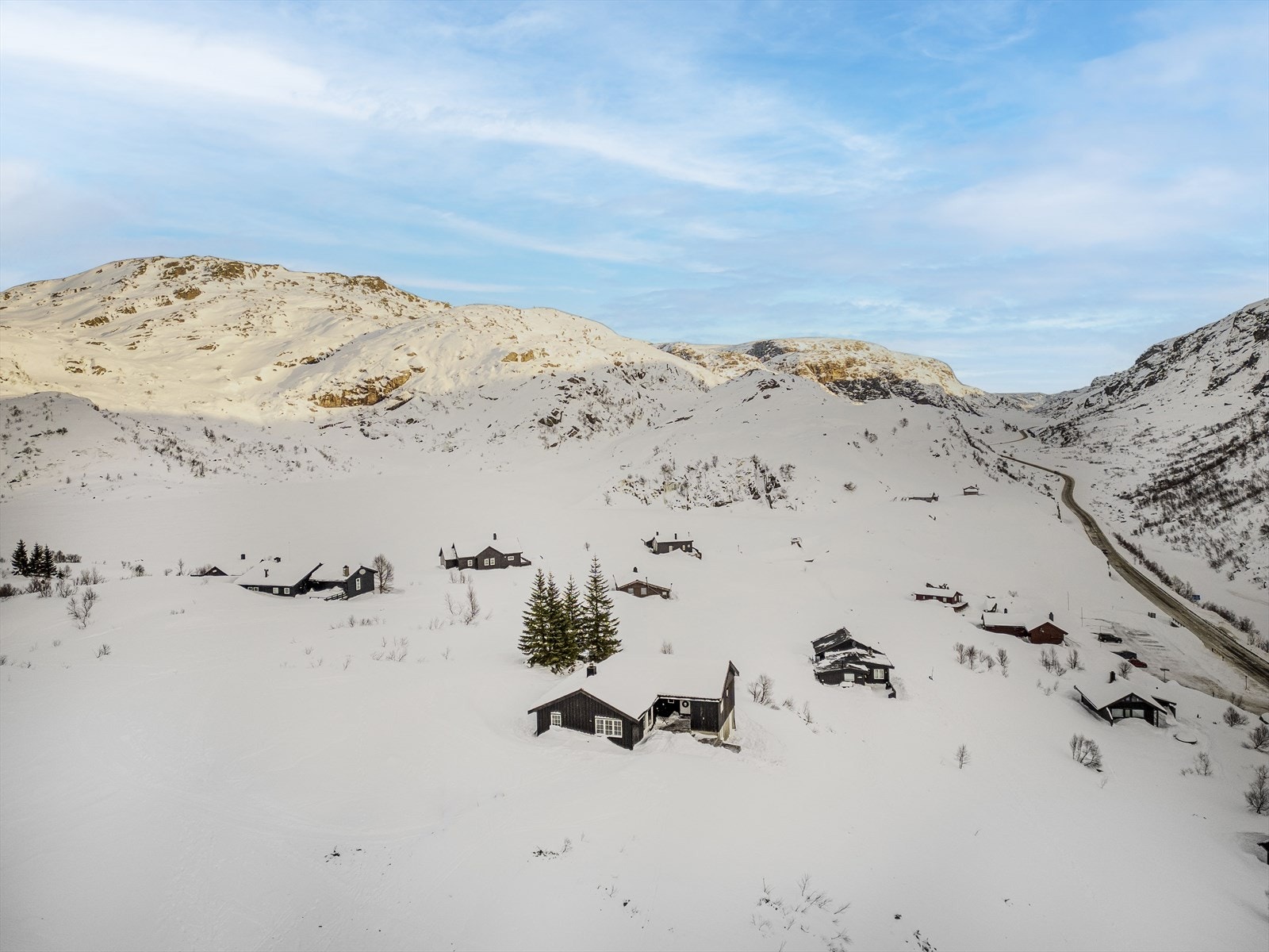 Det er ca. 5 min. gang fra parkeringsplassen. Hytten ligger svært fint til med utsikt og enkel adgang til flott fjellterreng like utenfor. Galleribilde