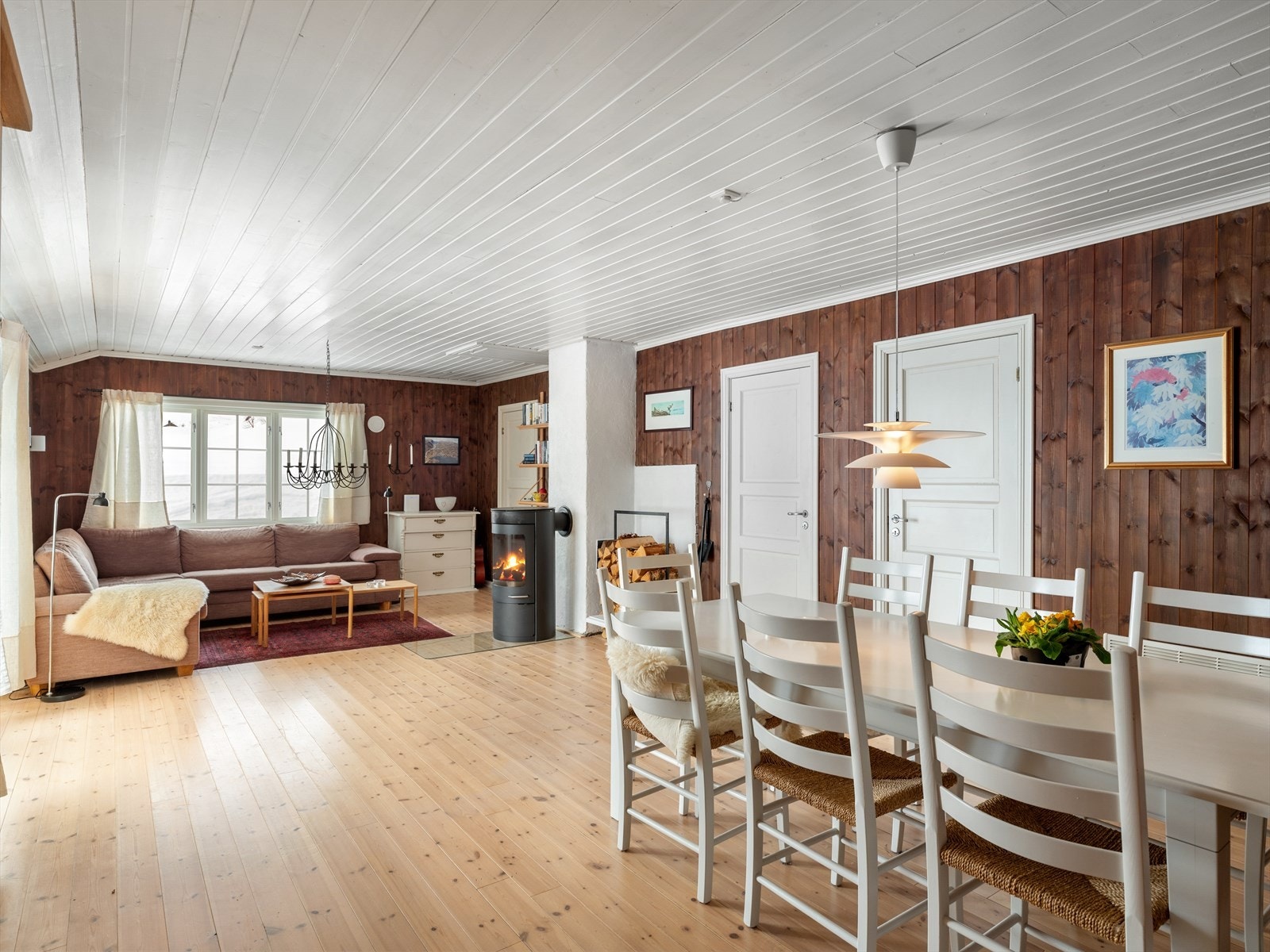 Stue med god plass til både salong og langbord Galleribilde