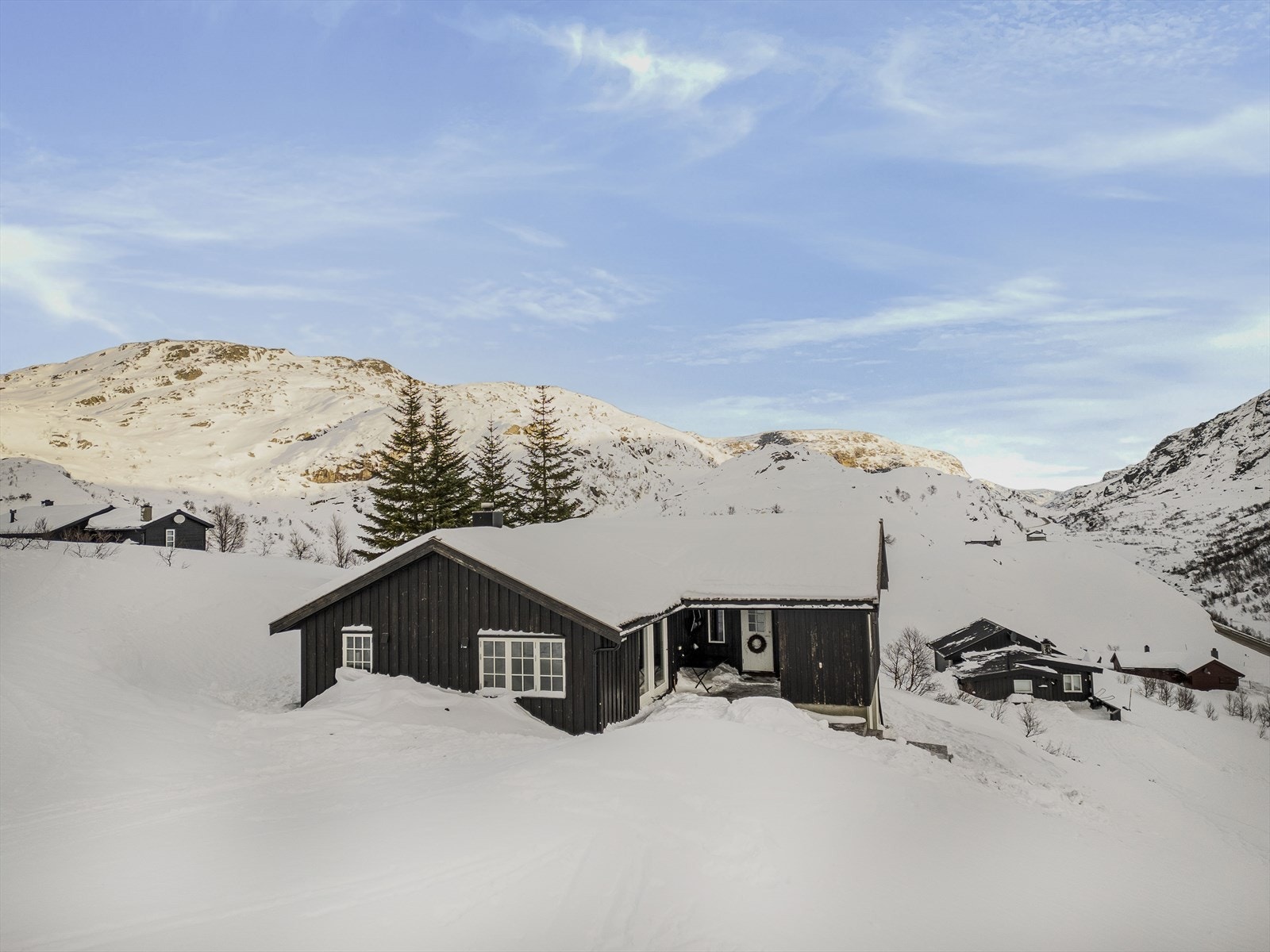 Velkommen til Øvre Hunnedalen og dette flotte stedet ved Tverrtjørn. Pen, påkostet hytte med nydelig beliggenhet. Galleribilde