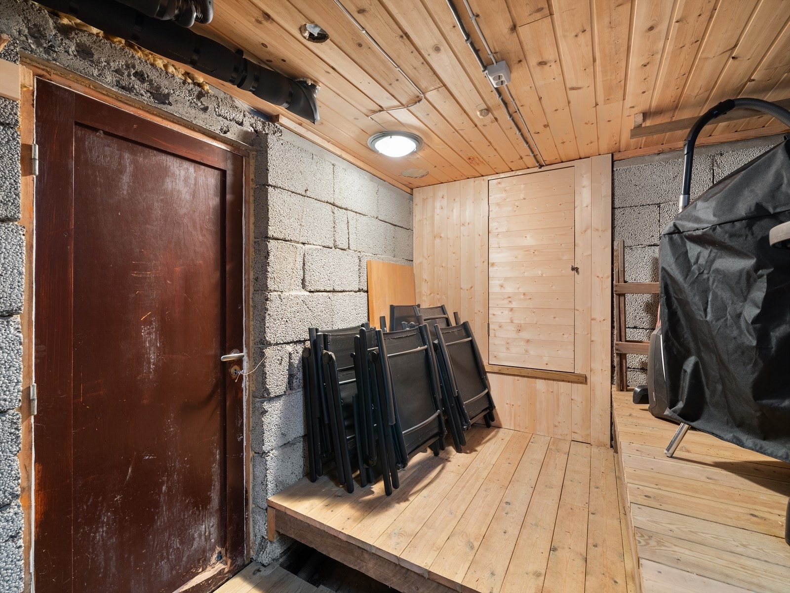 Kjelleren er også en god plass for lagring. Det er laget en isolert bod. Galleribilde