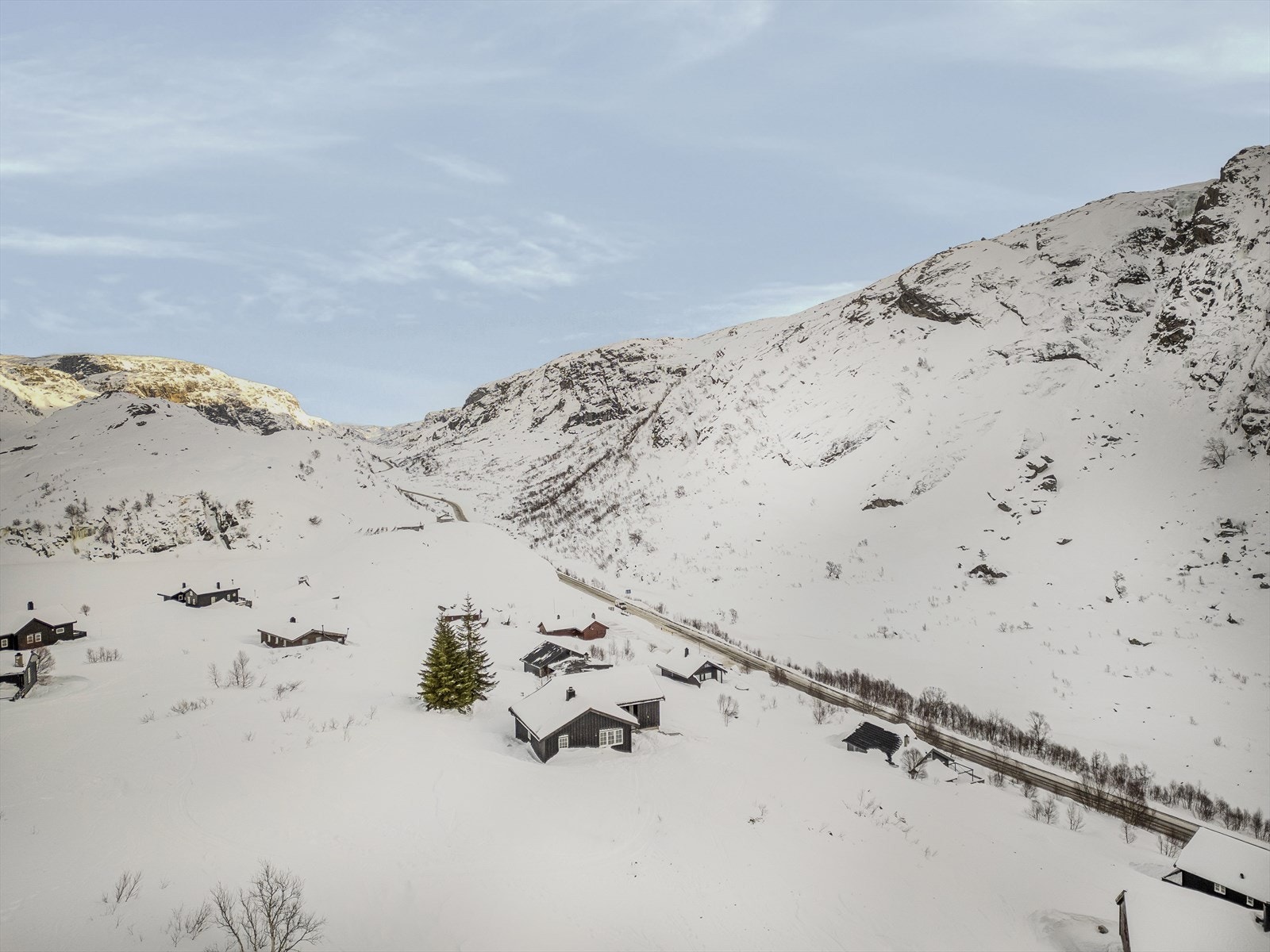 Hytten ligger avskjermet fra vei, men likevel bare 5 min. gange fra parkeringsplassen Galleribilde