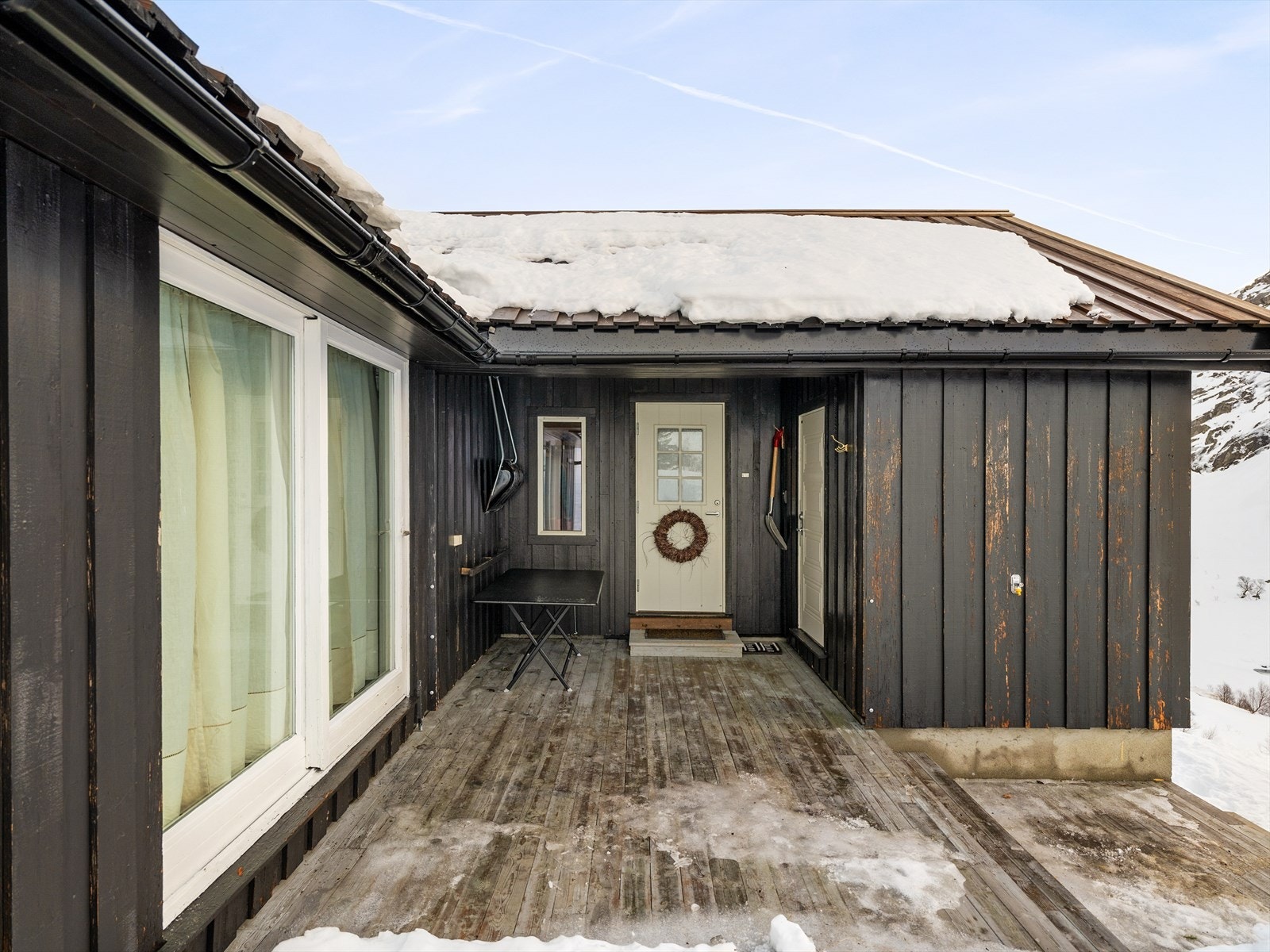 Stor terrasse ved inngangspartiet Galleribilde