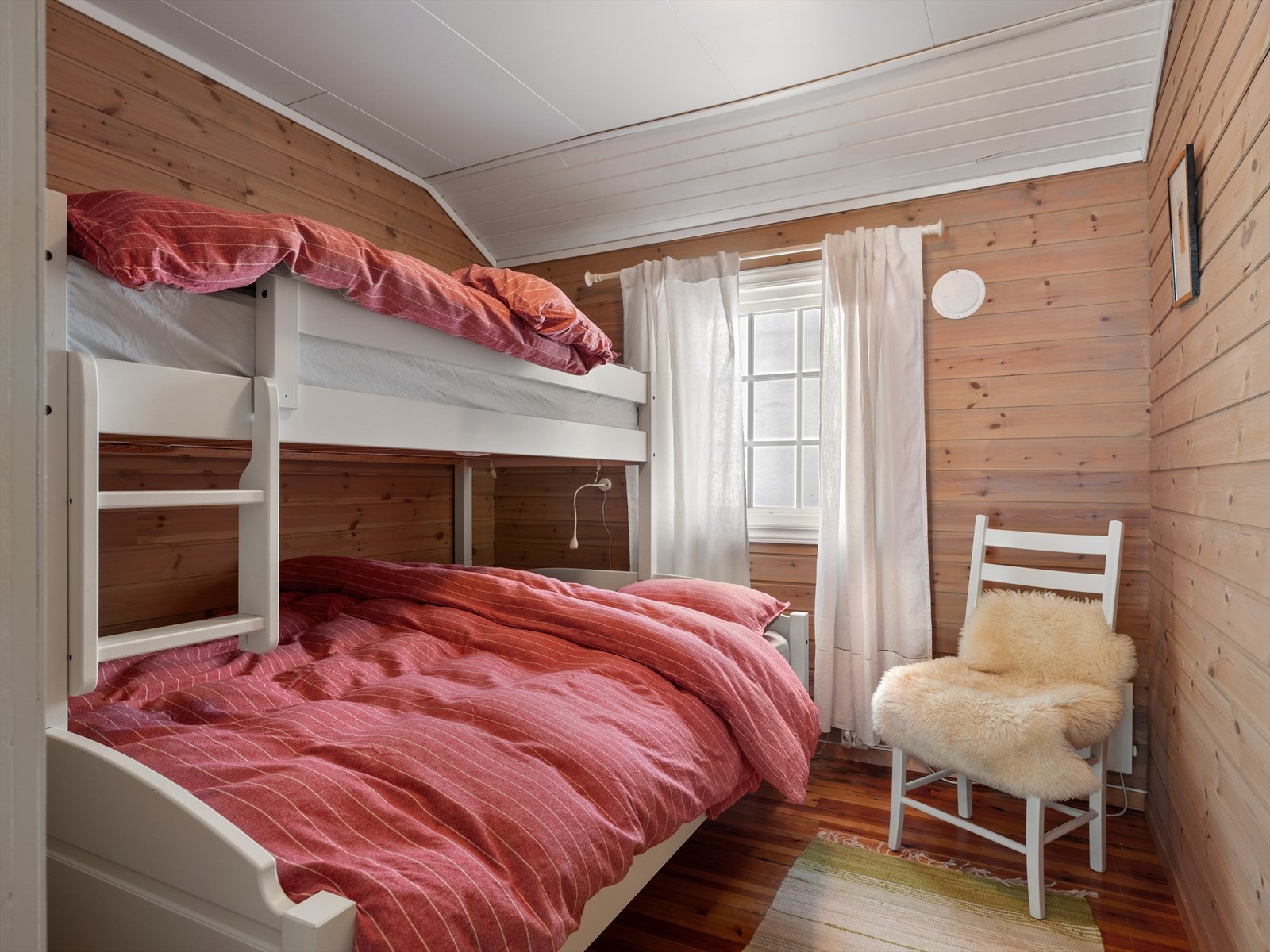 De to andre soverommene har familiekøyer som medfølger handelen. Galleribilde