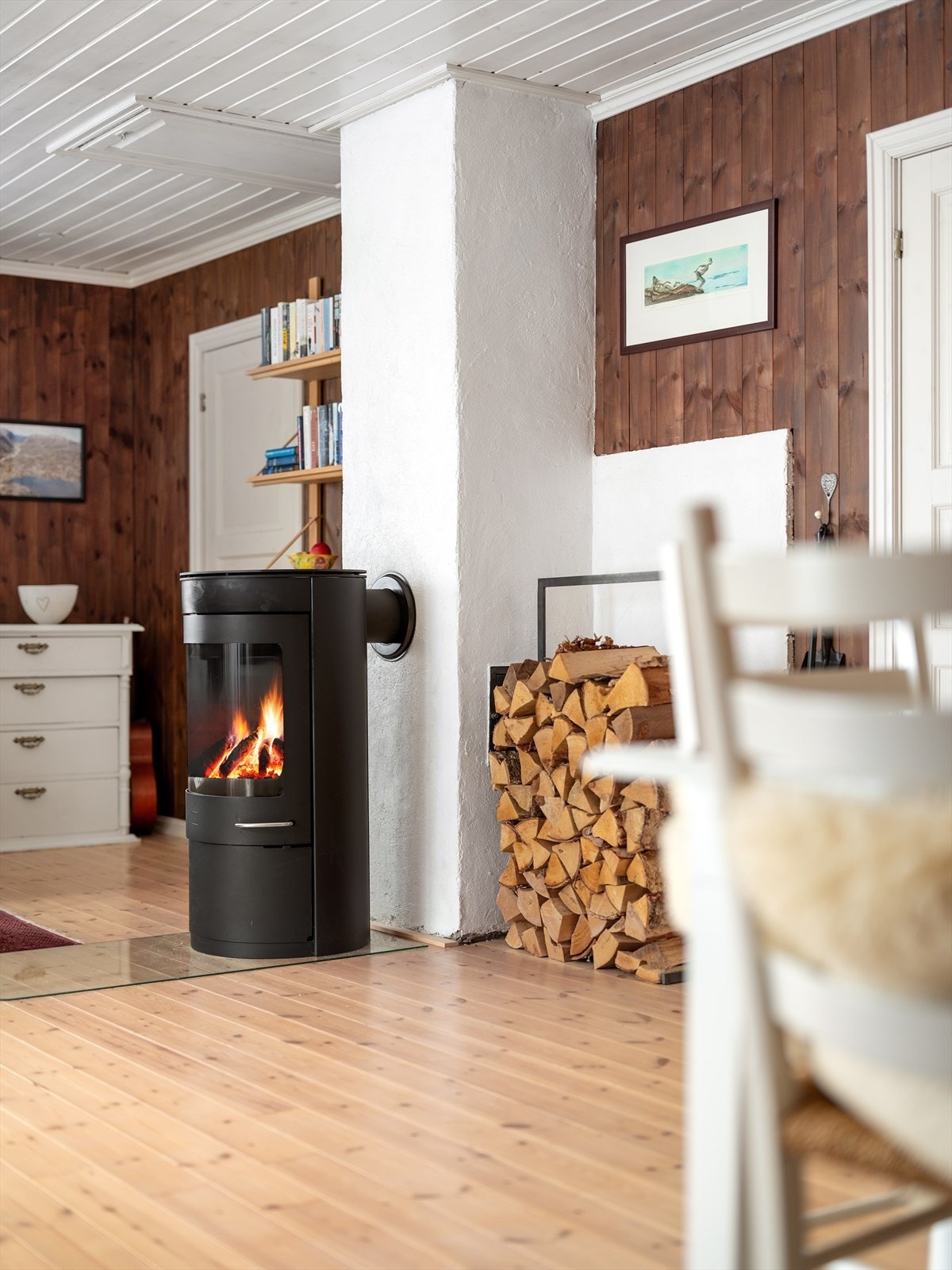 Ny, effektiv og elegant vedovn fra kvalitetsleverandøren Scan. Nedtrekkstige til lagringsloft. Galleribilde