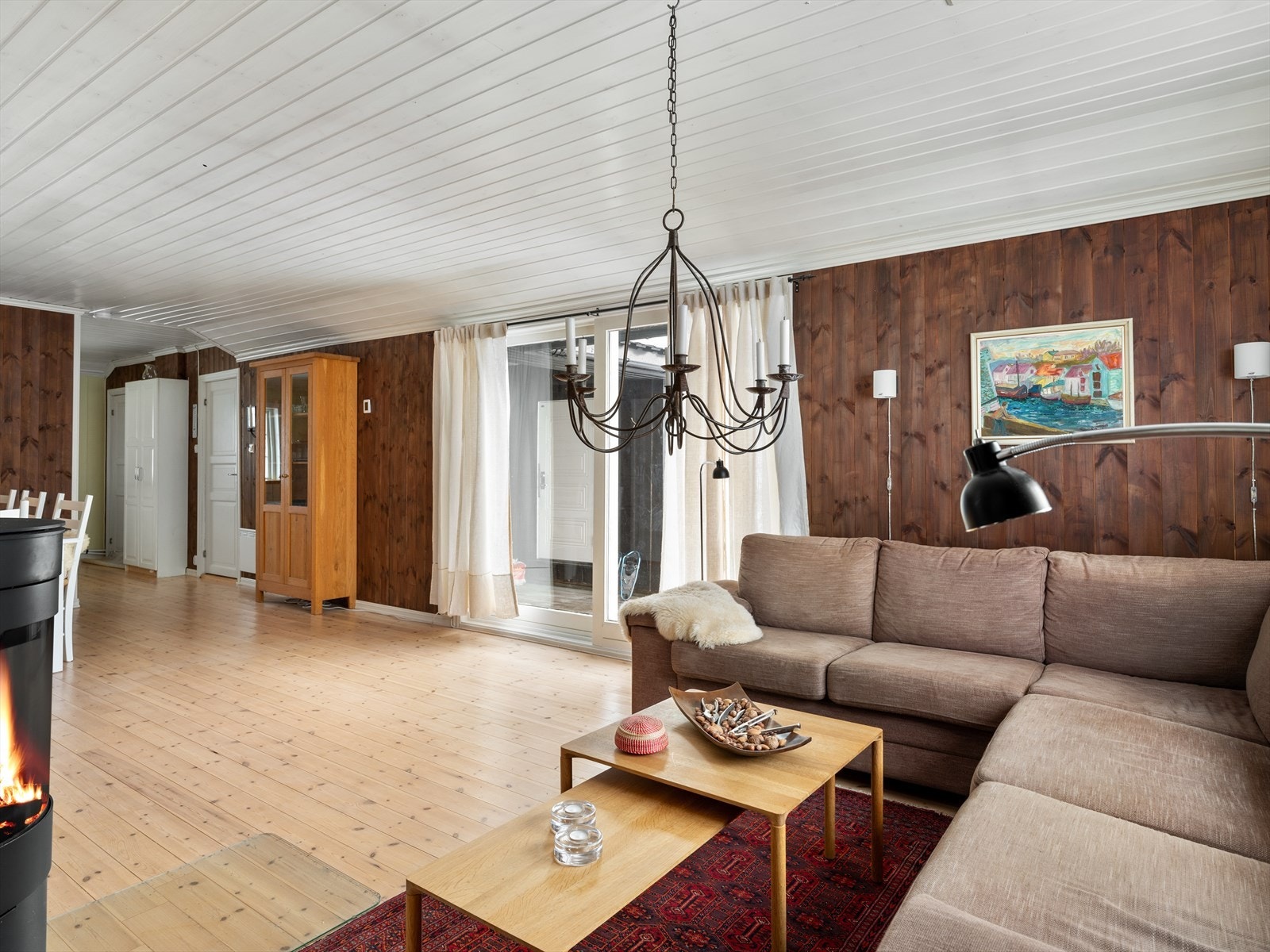 Hytten fremstår med fin, moderne standard og med tidsriktige fargevalg. Det er utgang til terrasse fra stuen. Galleribilde