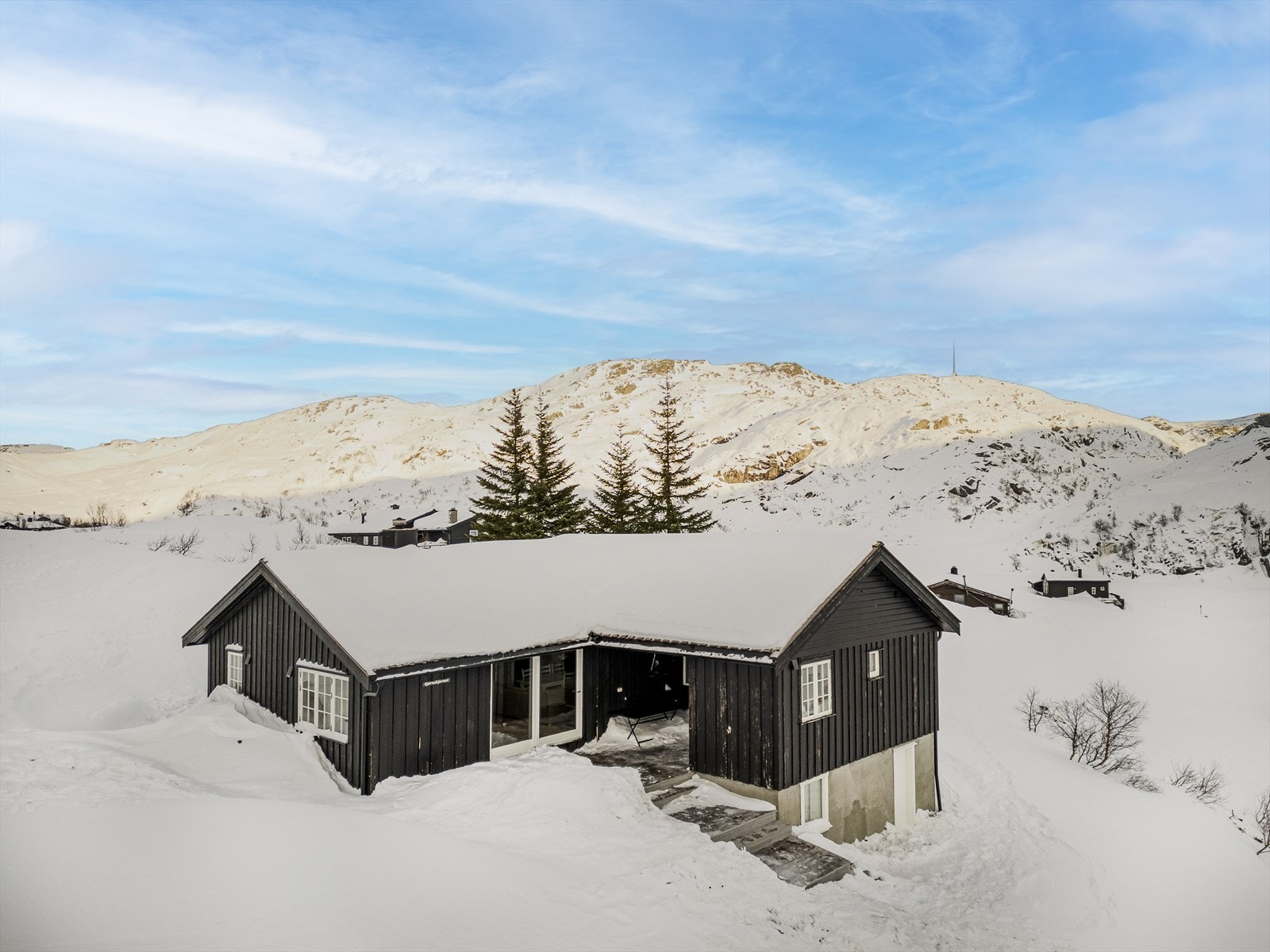 Fra hytten kan man spenne på seg skiene og enkelt gå i flott fjellterreng både sommer og vinter Galleribilde
