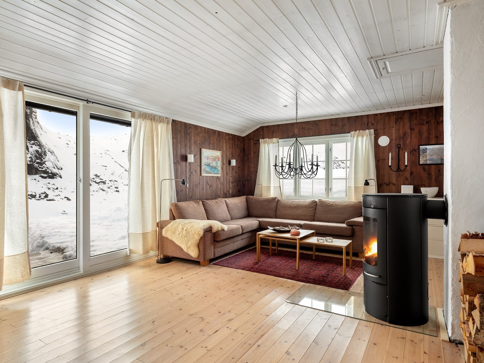 Hytten er opprinnelig bygget i 1975/76, senere påbygget i 2006 og siden oppusset og modernisert siden dagens eier overtok i 2011 Galleribilde