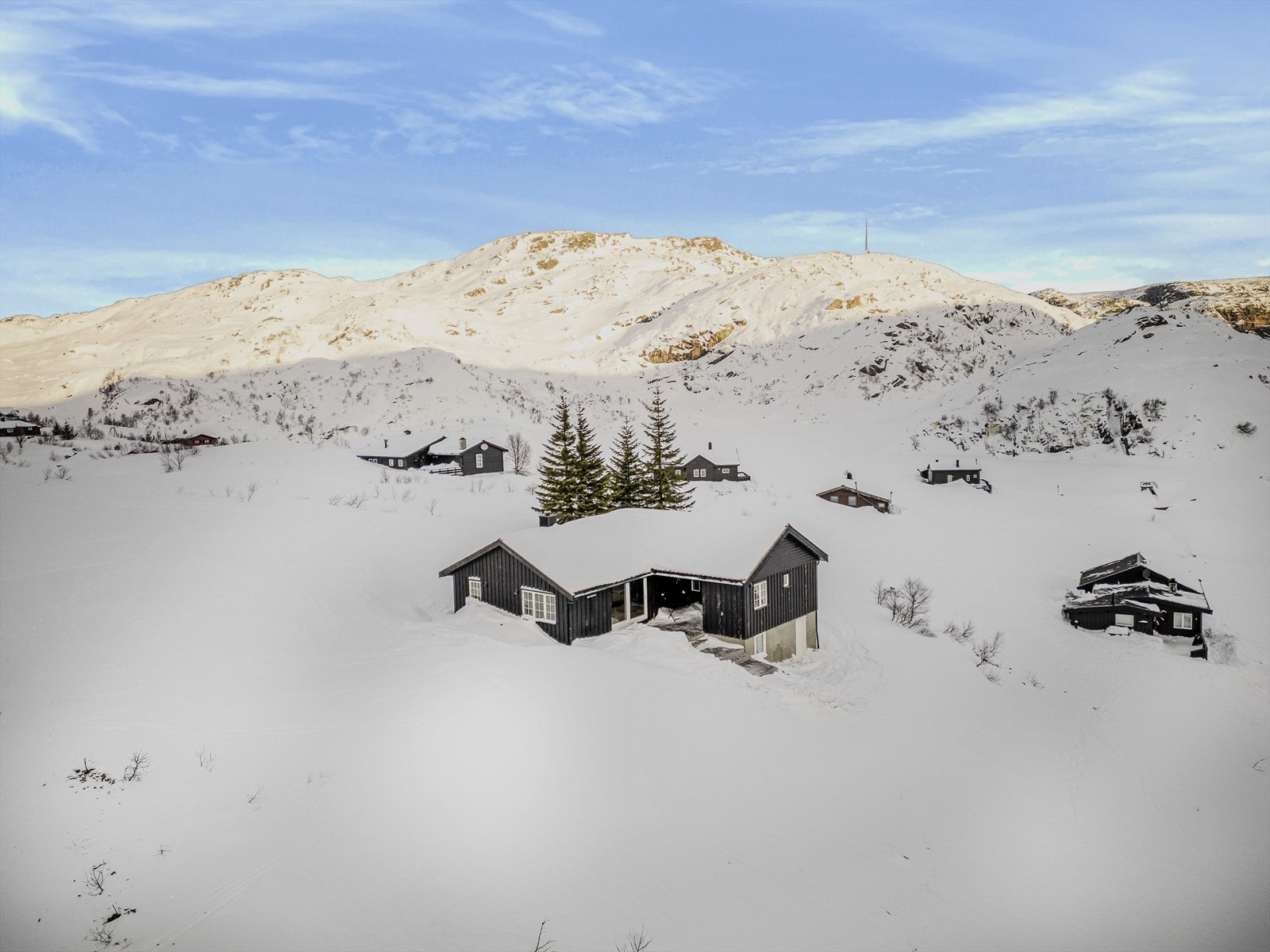 Hytten har bla taktekking fra 2016, de fleste vinduer fra 2006 og 2018. Lagt inn vann, avløp og etablert bad i 2016. Ny vedovn +++ Galleribilde