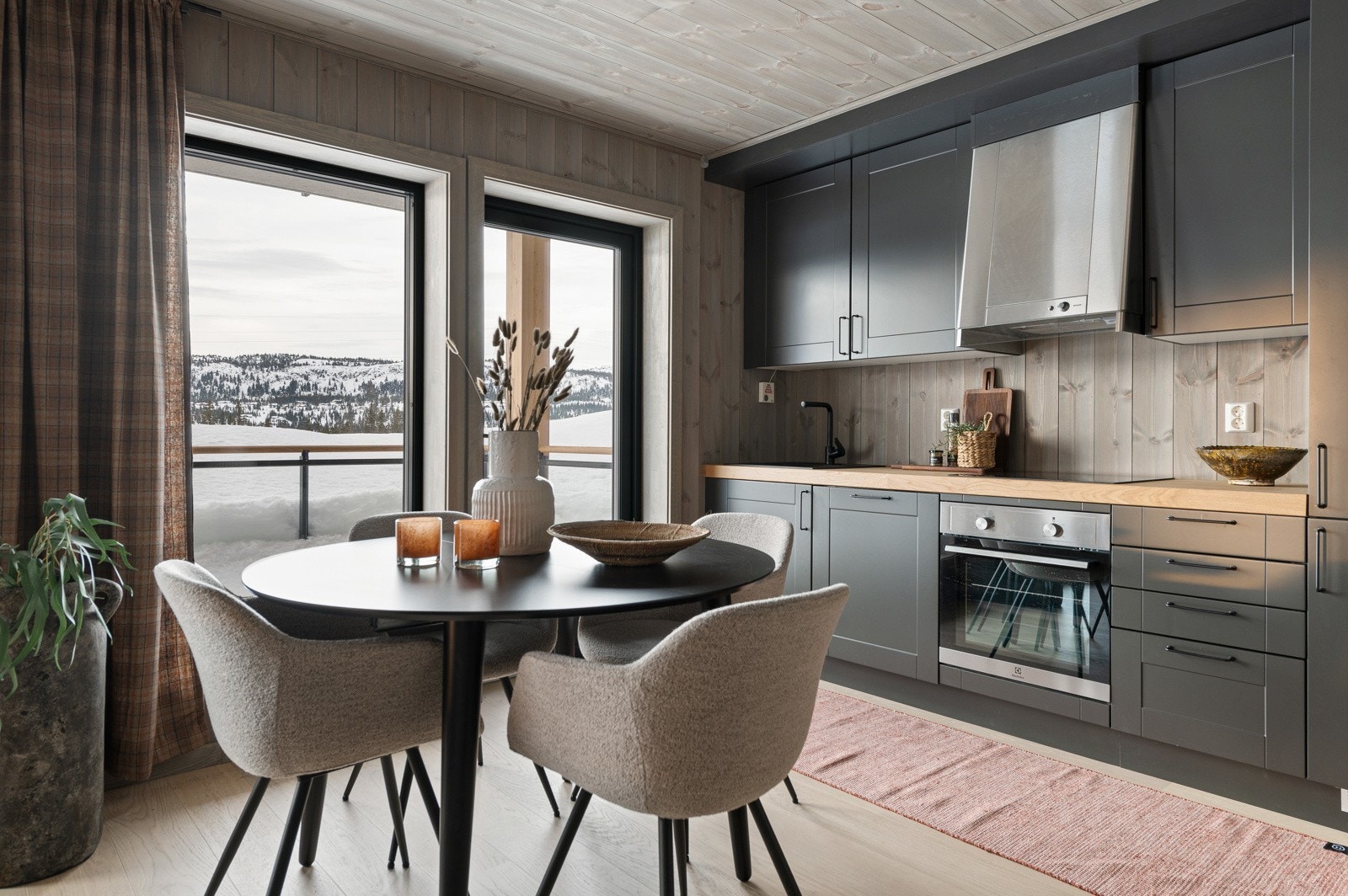 Flott og praktisk kjøkken. Her eksempel med møbelpakke Galleribilde