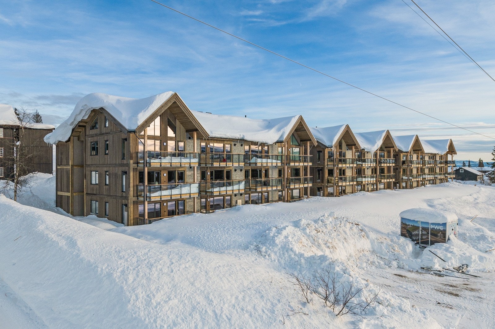 De 3 byggene, alle med veranda sør/vest. Her kan du nyte solen fra formiddag til kveld Galleribilde