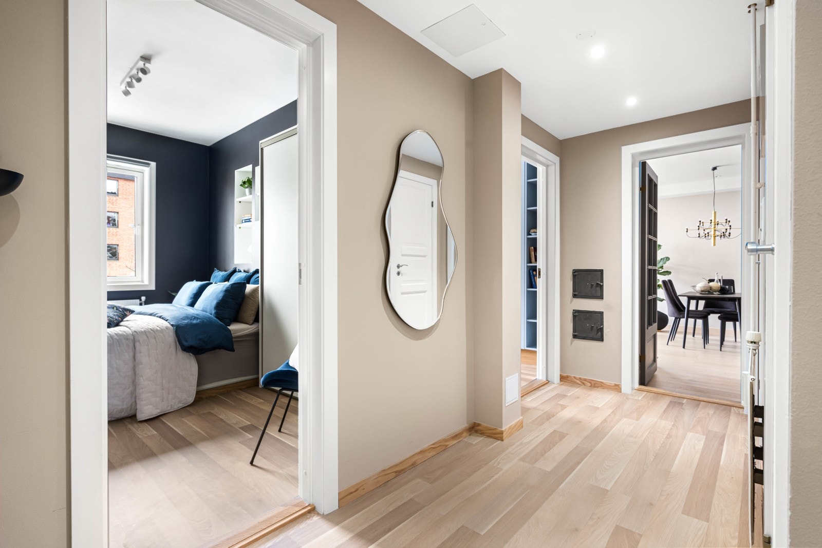 Entréen gir et fint førsteinntrykk og har bla. downlights i himling Galleribilde