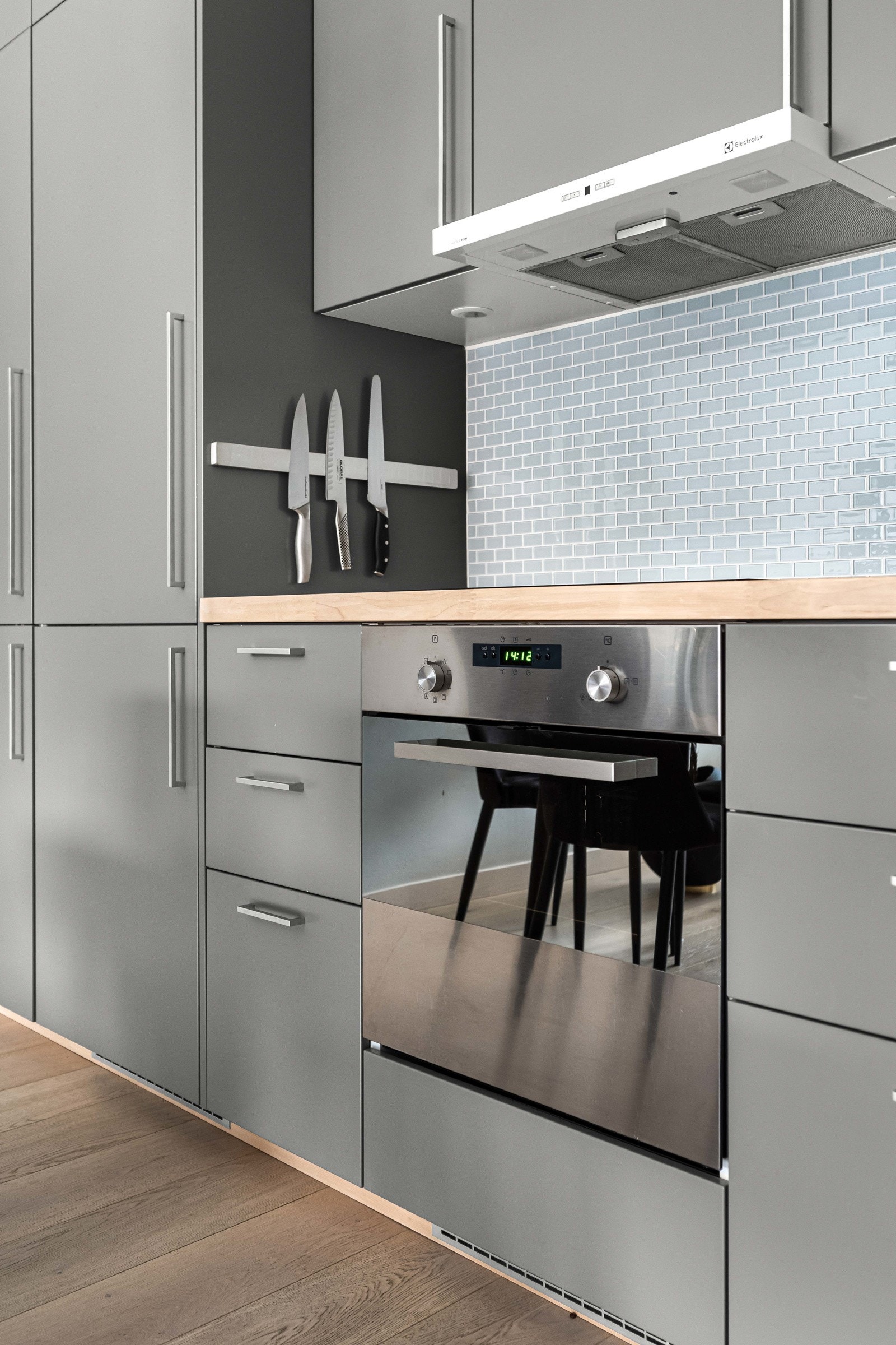 Det er ventilator i overskap over platetoppen. Lekkasjestopper og komfyrvakt er montert Galleribilde