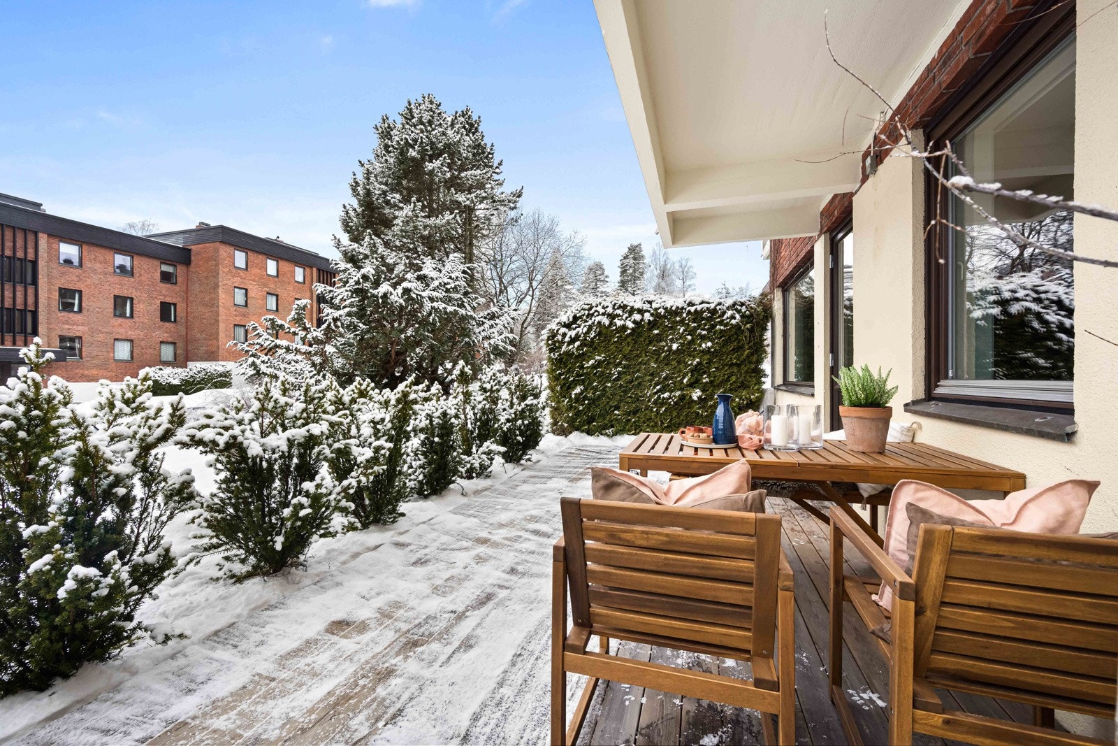 Her kan du nyte sol omtrent hele dagen og frem til rundt kl 21 sommerstid. Fra terrassen har du direkte adkomst til felles opparbeidet hage, som er enkel å ta i bruk fra denne leiligheten Galleribilde