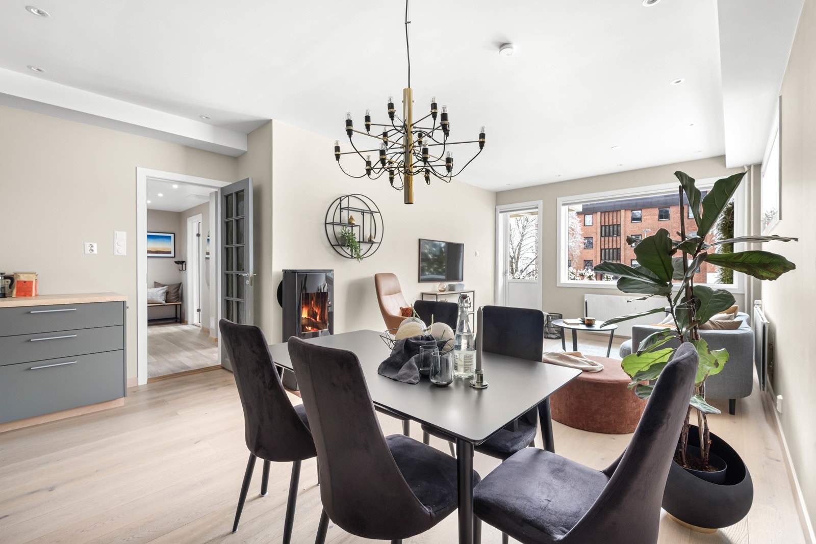 Dette er en pen og meget tiltalende 3-roms hjørneleilighet med høy standard Galleribilde