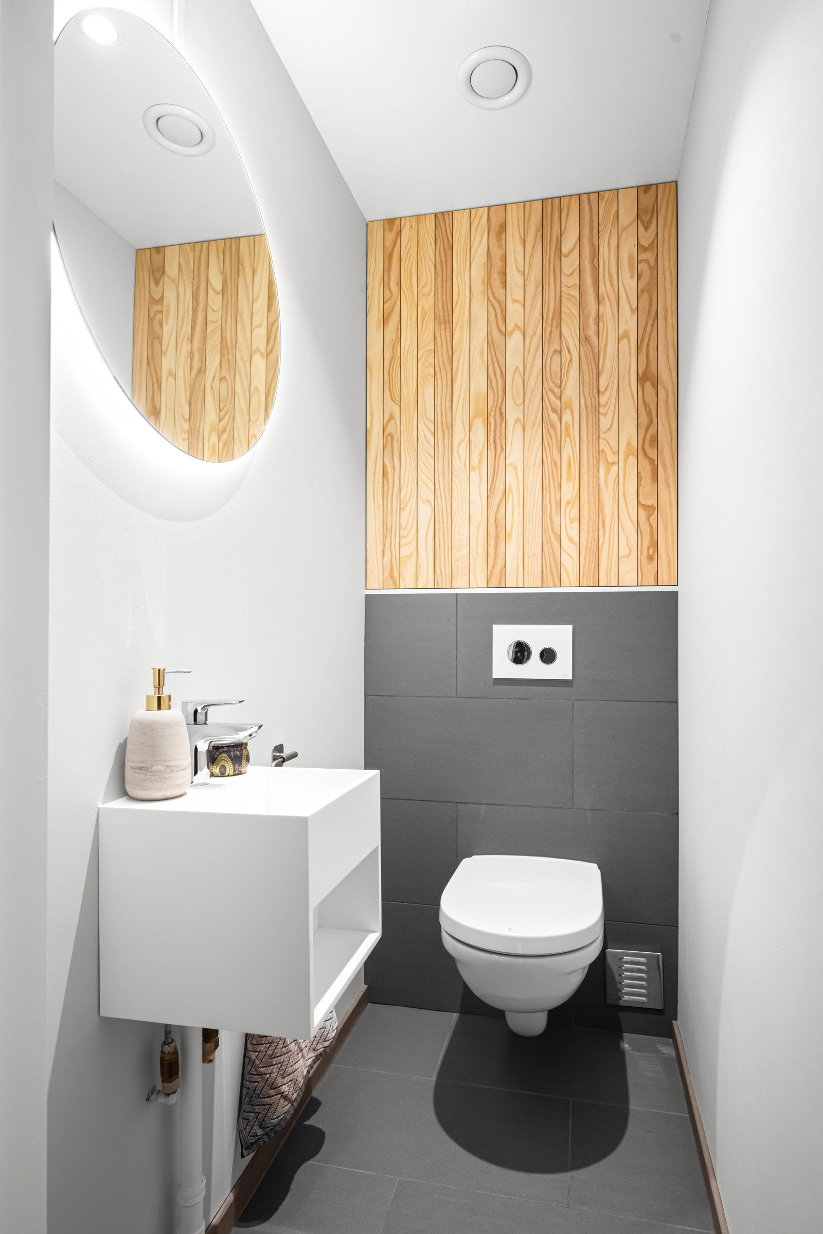 Leiligheten har også et praktisk og stilig separat toalett, pusset opp i 2017 Galleribilde