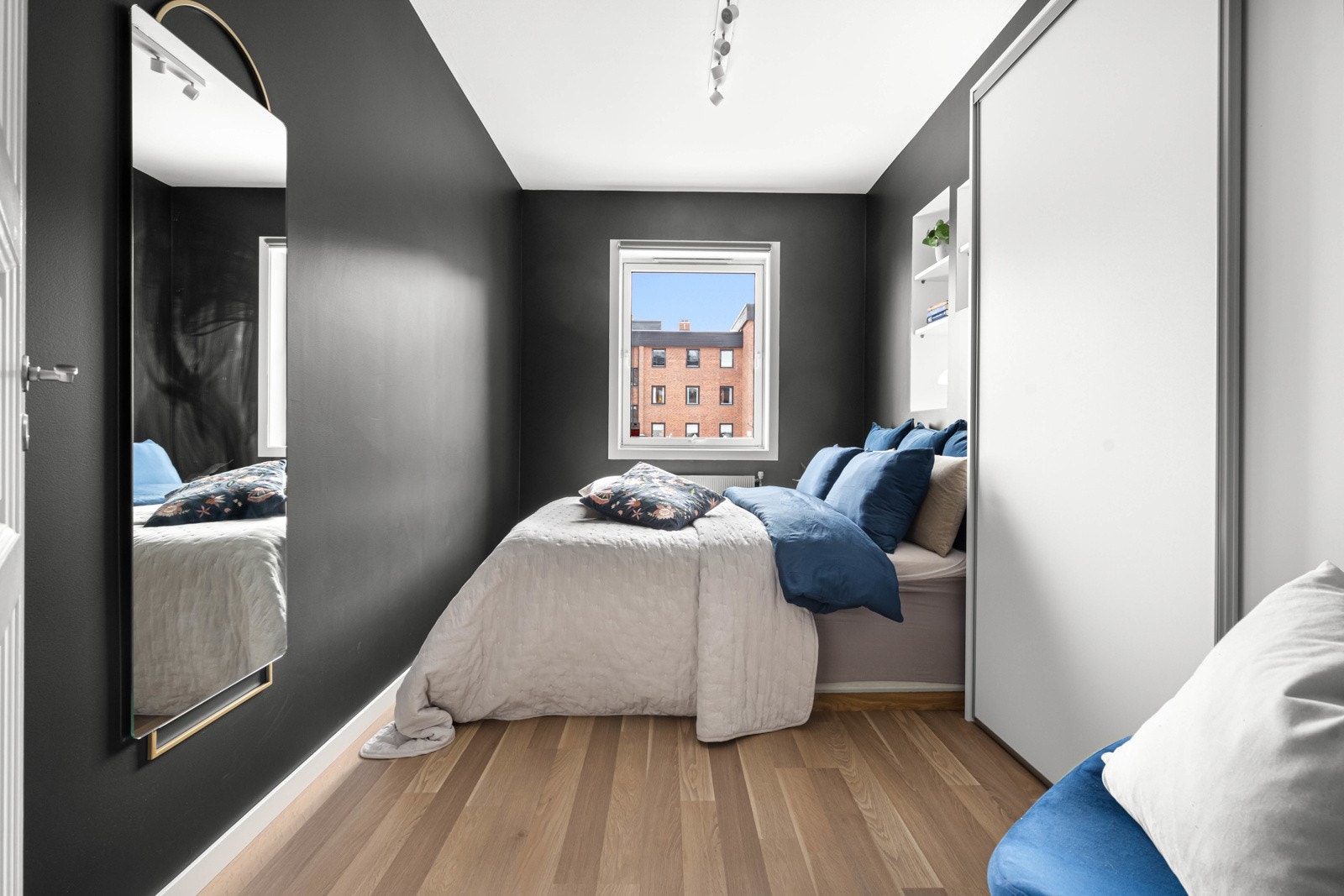 Videre byr leiligheten på to fine soverom. Begge soverommene har plass til stor seng og er innredet med garderobeløsning Galleribilde