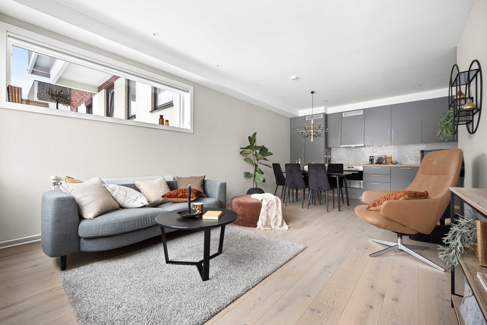 Lekkert og spesialsnekret kjøkken fra 2018 med delikate materialvalg. Alle fronter er snekkerbygget med unntak av fronter til skuffer. Innredningen har glatte grå fronter og benkeplate i tre med nedfelt oppvaskkum Galleribilde