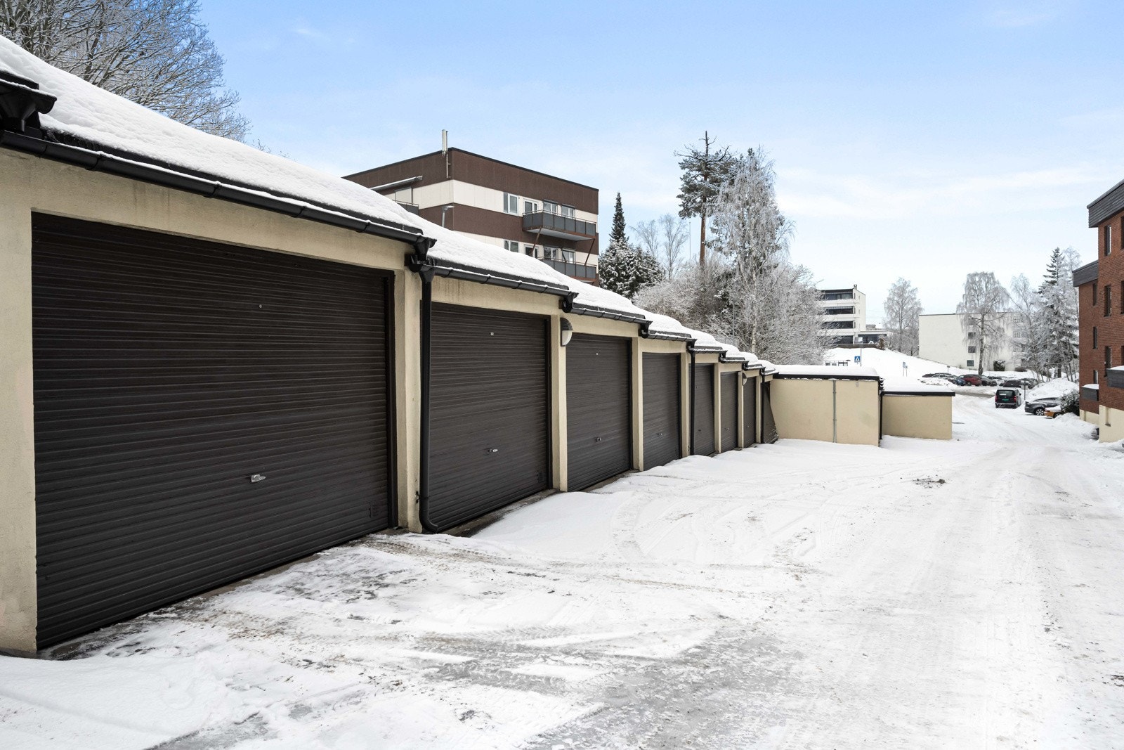 Det medfølger en garasjeplass med elektrisk garasjeport.. Sameiet har lagt tilrette for lading av elbil i samtlige garasjer. Lader kan bestilles og tilknyttes anlegget Galleribilde