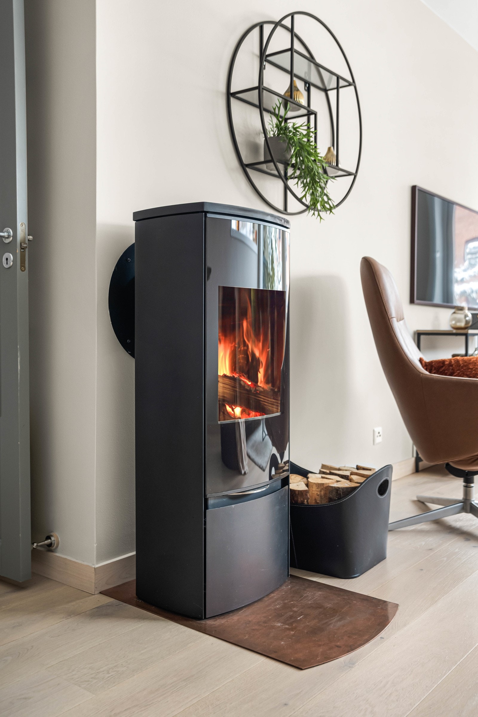 Moderne peisovn i stuen bidrar til en lun og hyggelig atmosfære Galleribilde