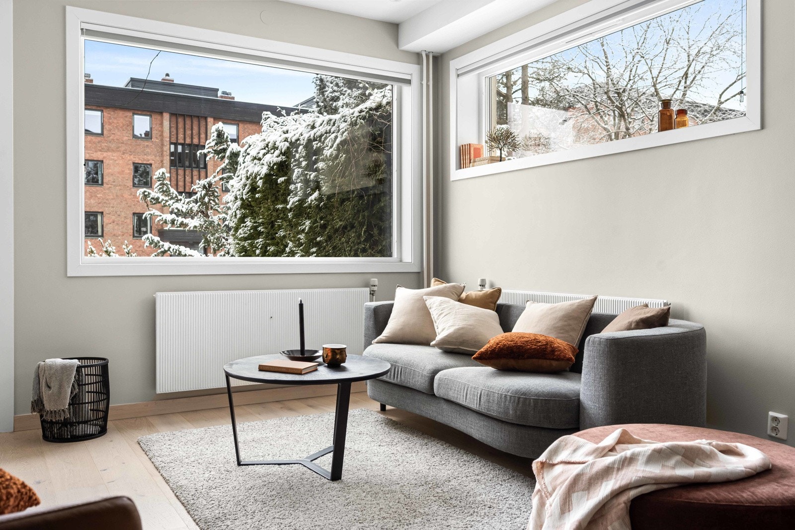 Leiligheten er renovert i perioden 2017-2019 med blant annet nye vinduer og dører, enstavs parkett, moderne overflater, downlights, samt lekkert kjøkken og bad. Dokumentasjon foreligger Galleribilde