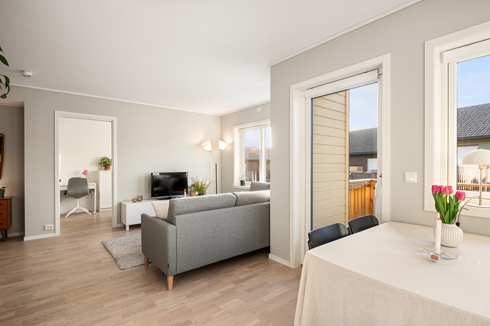 Romslig stue/kjøkkenløsning på ca. 28 kvm. Galleribilde