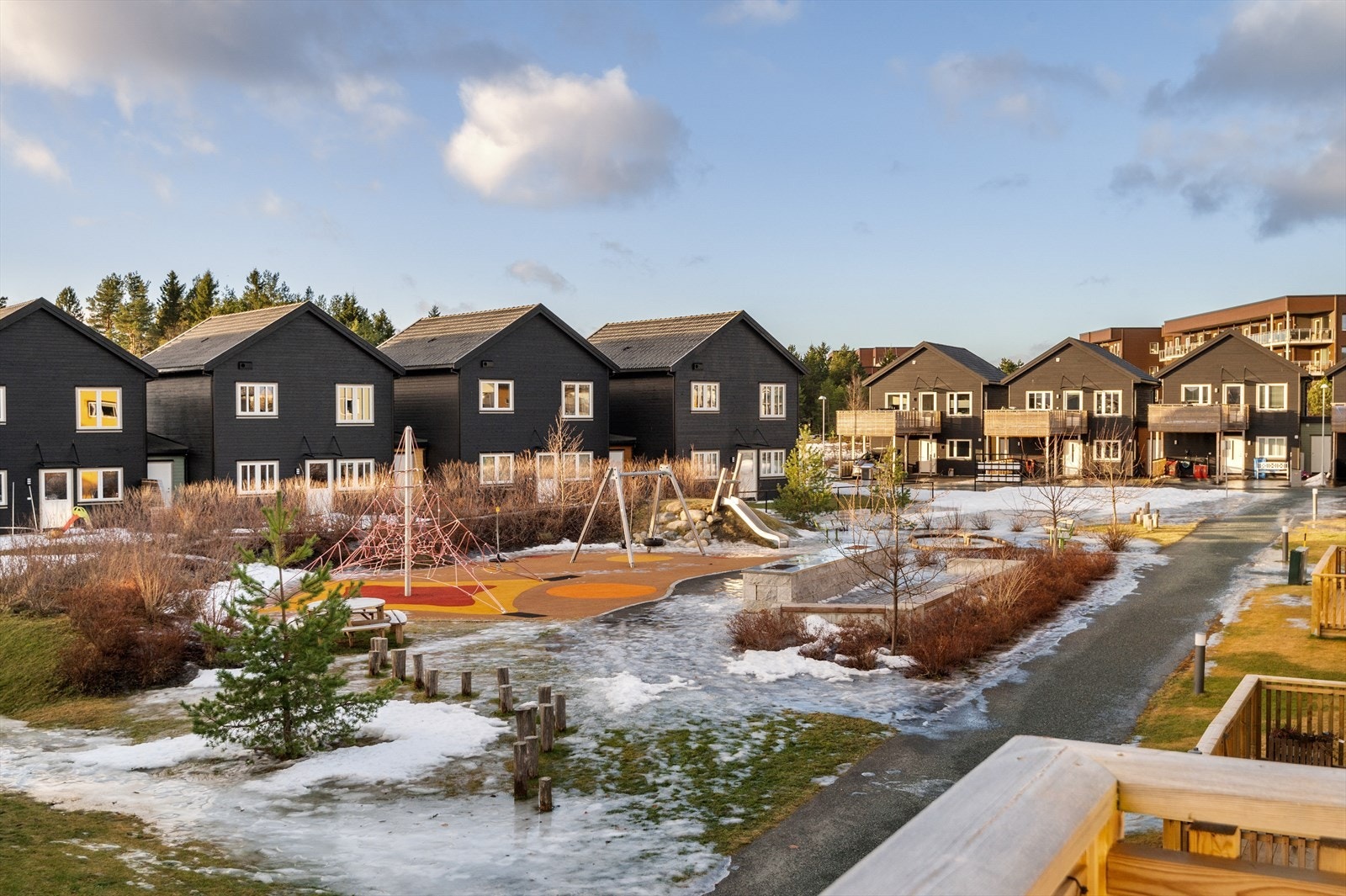 Leiligheten ligger i 2.etasje og ligger vendt ut mot friområde med lekeplass. Galleribilde