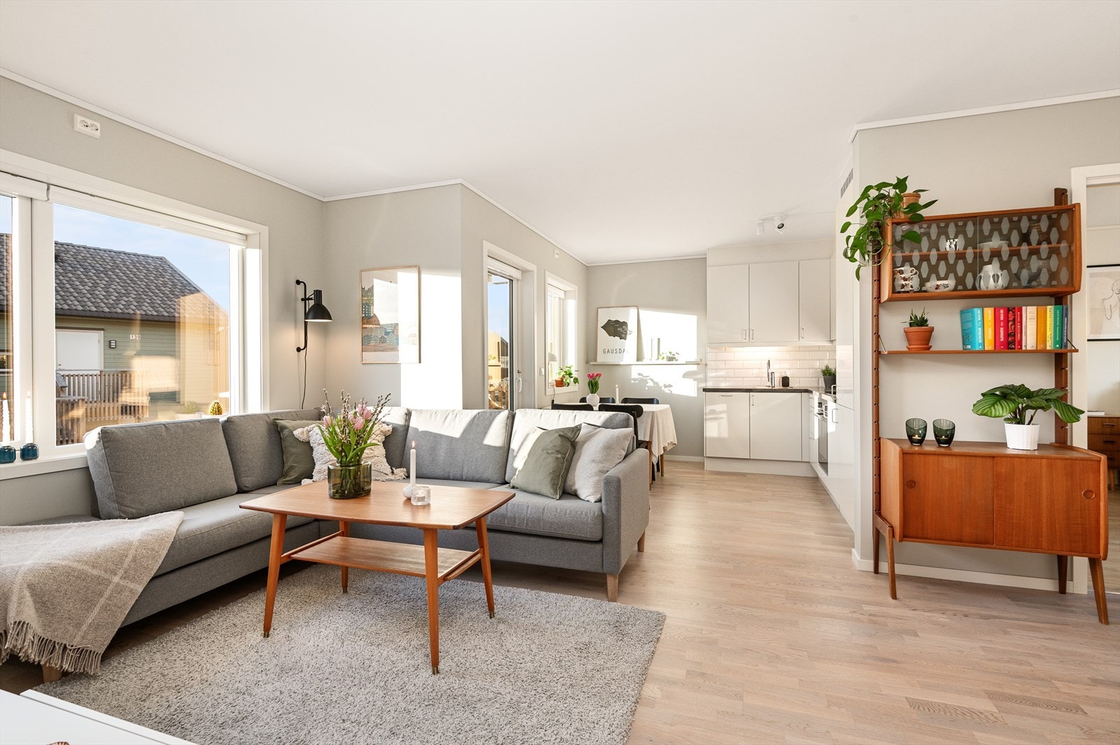 Velkommen til Brauta 157 og denne flotte 3-roms hjørneleiligheten! Leiligheten byr på en rekke kvaliteter som solrik balkong, parkering i kjeller og flott beliggenhet i feltet. Galleribilde