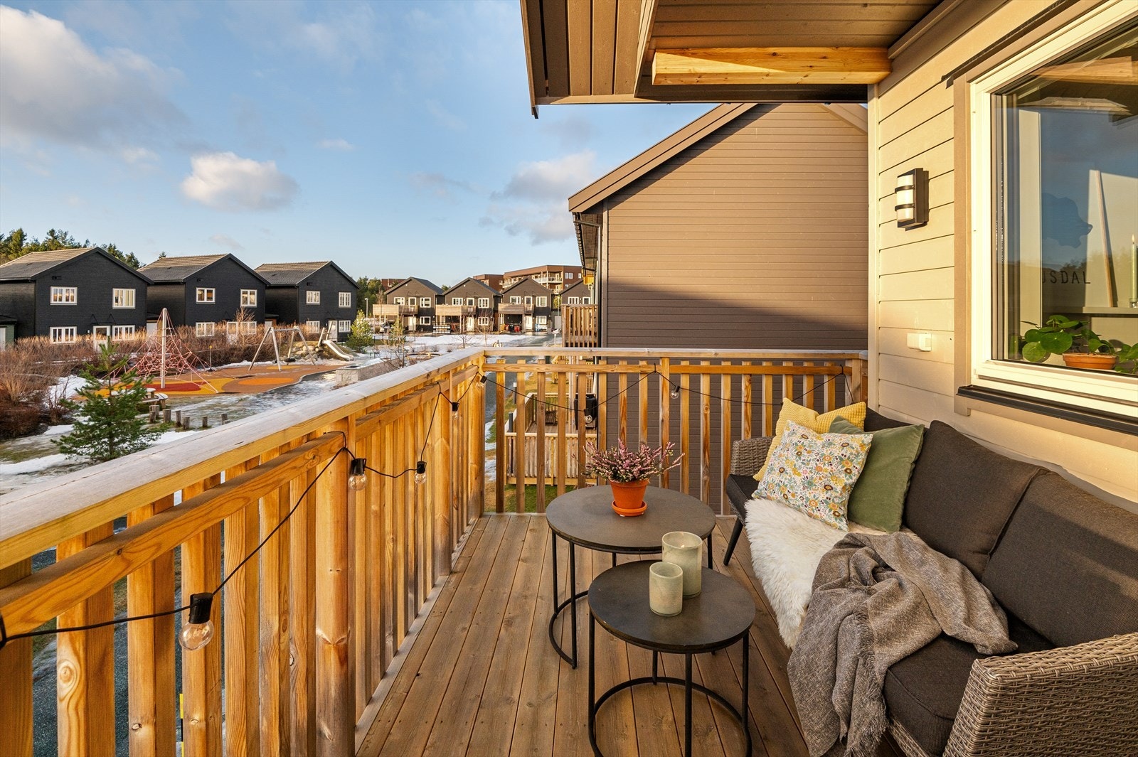 Leiligheten har endebeliggenhet med sydvendt og solrik balkong på ca. 7 kvm. Galleribilde