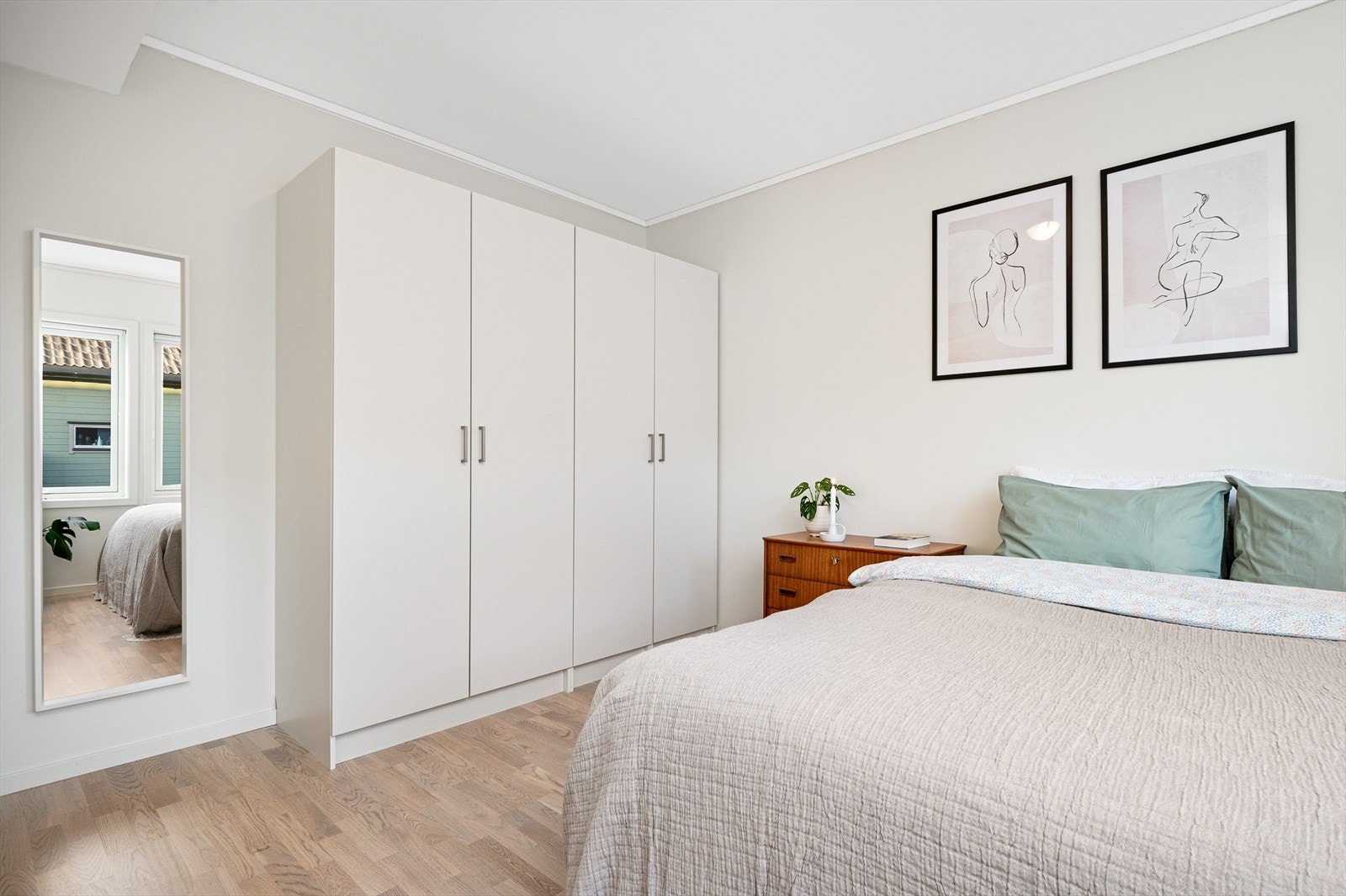 Det er god plass til oppbevaring og det er
egen praktisk bod inne på soverommet. Galleribilde