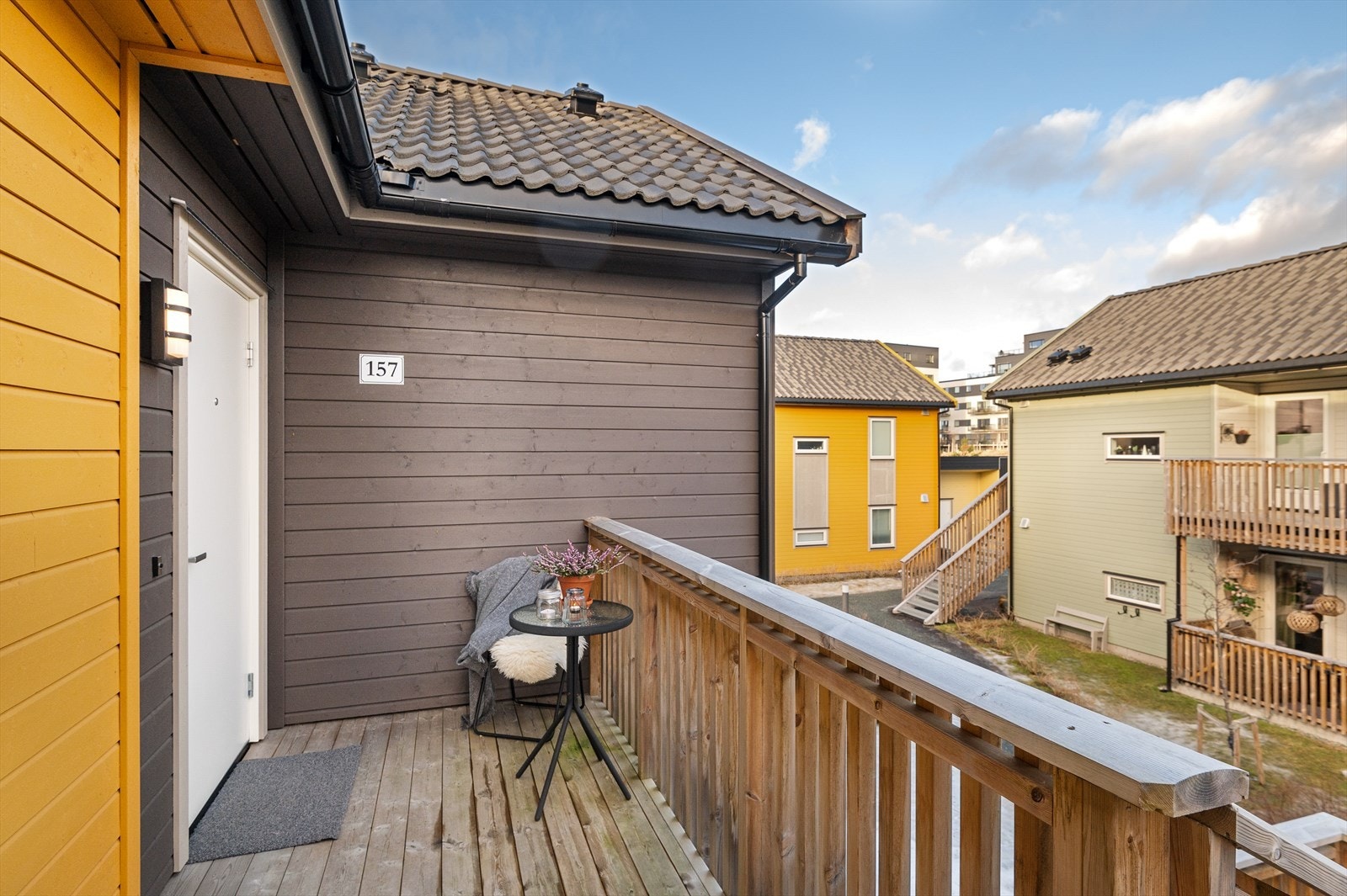 Eget inngangsparti med morgensol og muligheter for møblering. Galleribilde