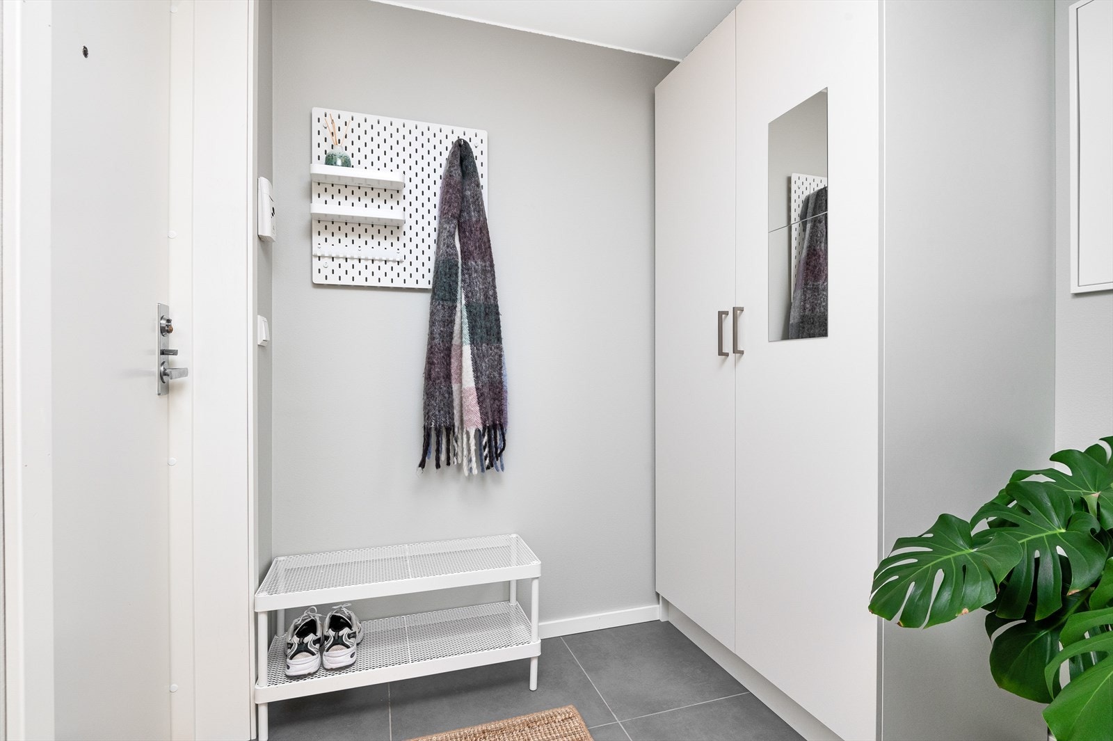 Lys og innbydende entre med varme i gulv og god plass til ønsket garderobeløsning. Galleribilde