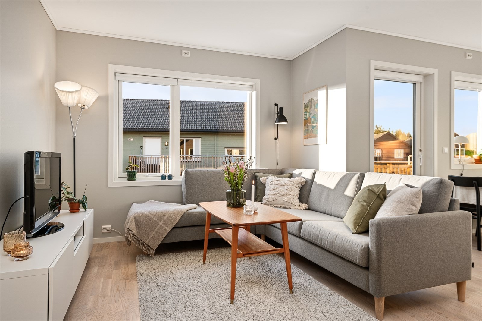 Leilighetens planløsning åpner for flere møbleringsmuligheter, blant annet med plass til tv-stue og spisebord. Galleribilde