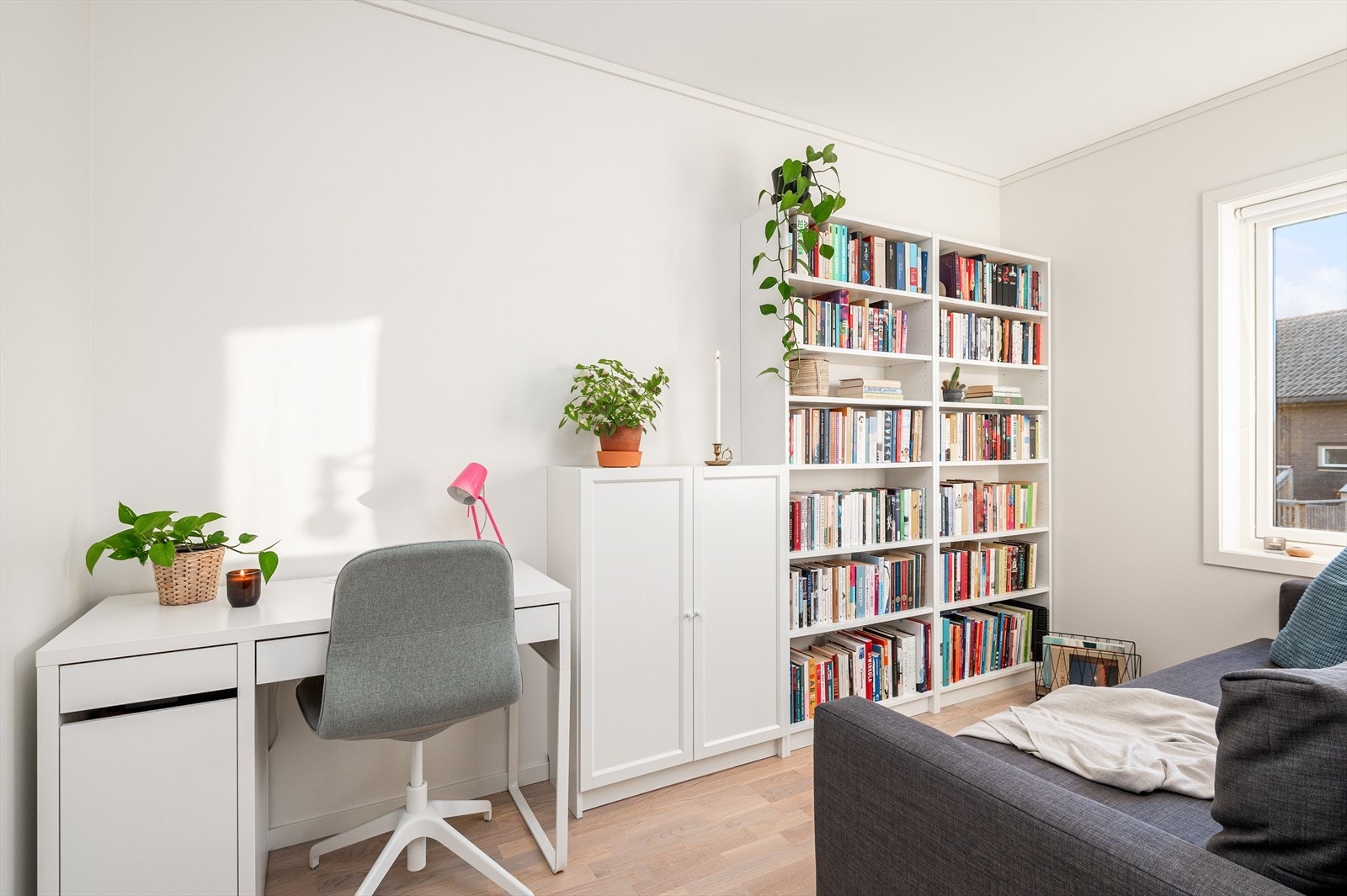 Leiligehetens andre soverom er på 7,5 kvm og er i dag innredet som kontor. Galleribilde