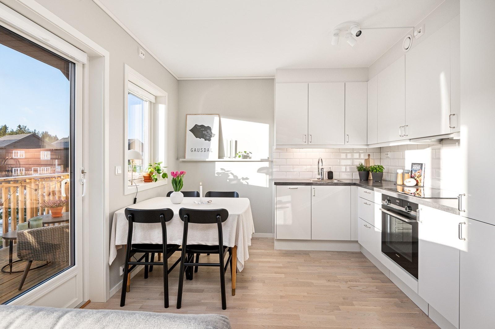 Fra kjøkkenet har man direkte utgang til leilighetens balkong. Galleribilde