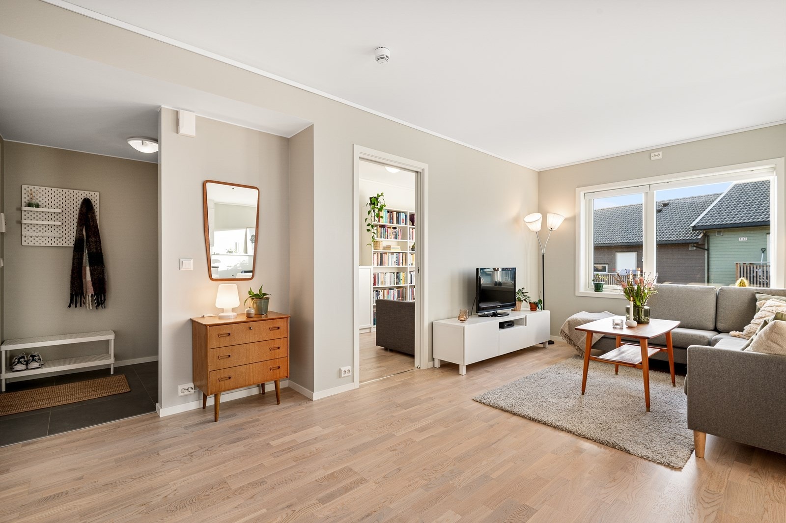 Leiligheten har gjennomgående høy standard med moderne farge-
og materialvalg. Galleribilde