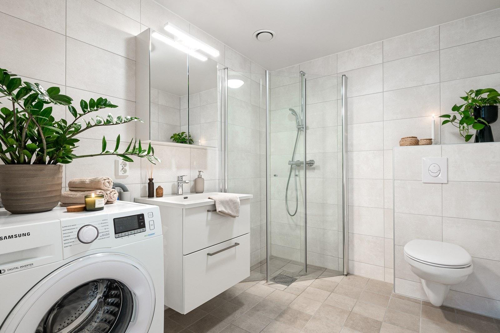 Her får du et flislagt bad på 5 kvm. Badet har behagelig varme i gulv, og har opplegg for vaskemaskin. Galleribilde