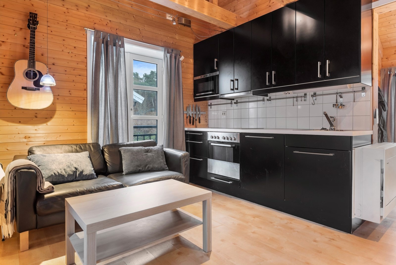 Kjøkken med innebygde hvitevarer Galleribilde