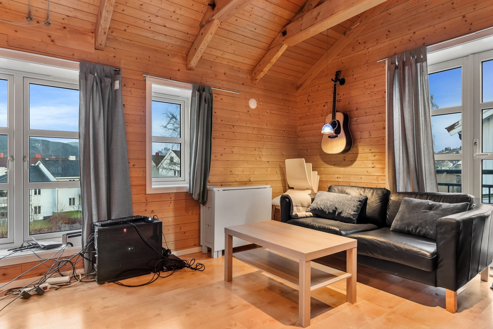 Stue med åpen himling. Godt lysinnslipp Galleribilde