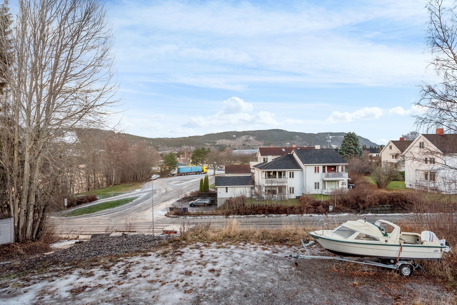 Utsikt mot idrettsanlegg Galleribilde