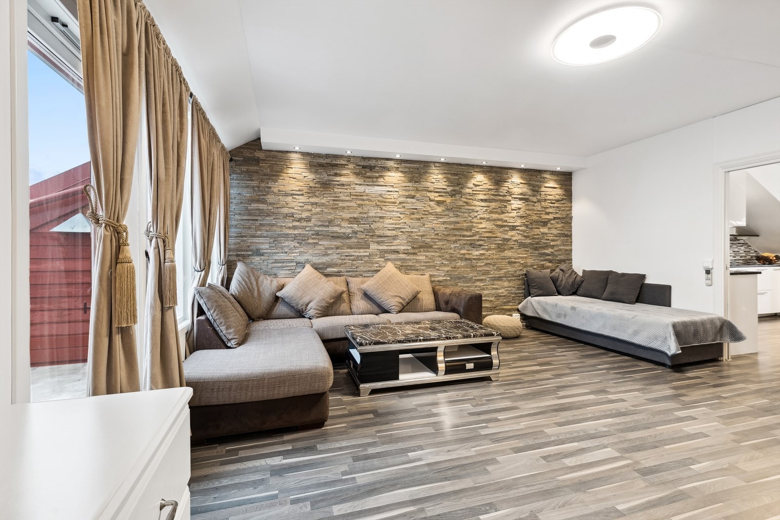 I stuen er det plass til både sofagruppe og spisebord Galleribilde