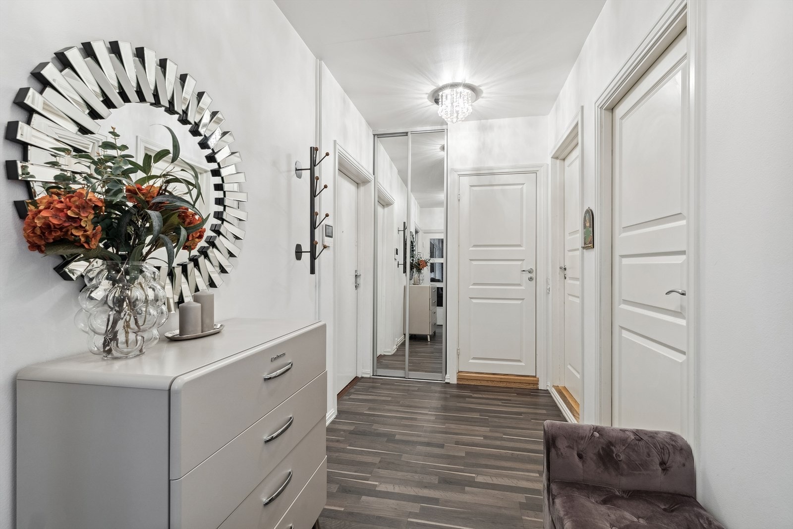Det er god plass til skoskap og oppheng i tillegg til integrert skyvedørsgarderobe med speilfronter Galleribilde