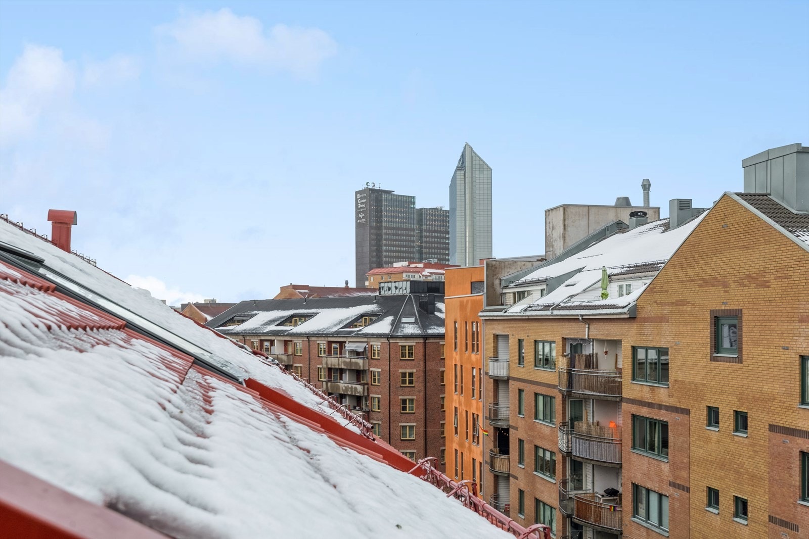 Skjermet balkong på 9 m² med nylagte fliser i 2023. Utsikt mot Oslo Plaza Galleribilde
